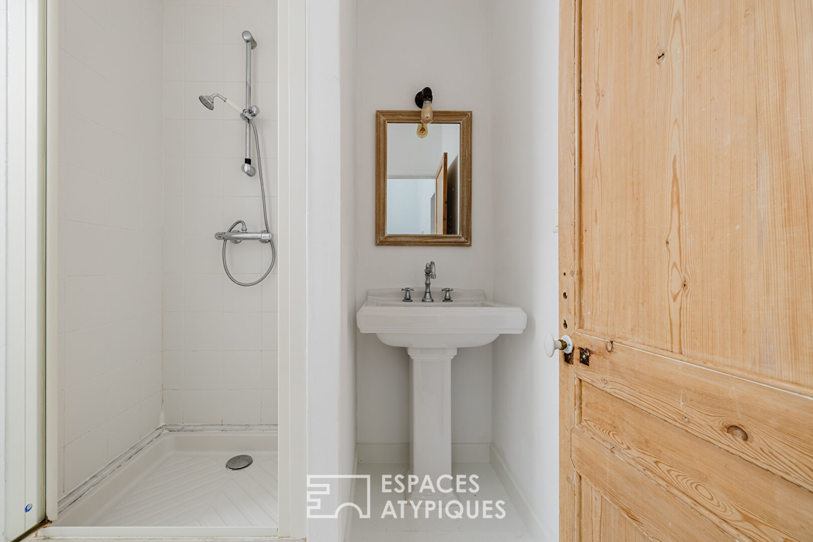 L’âme de la vieille pierre pour cette demeure rénovée à l’abri des regards