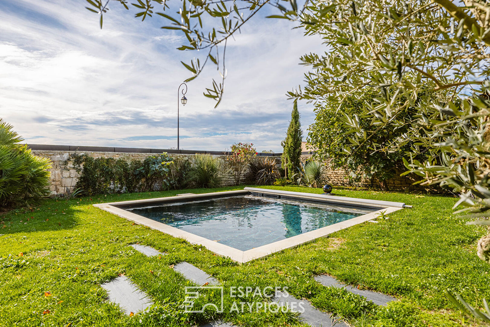 Charentaise au caractère affirmé métamorphosé en écrin d’élégance