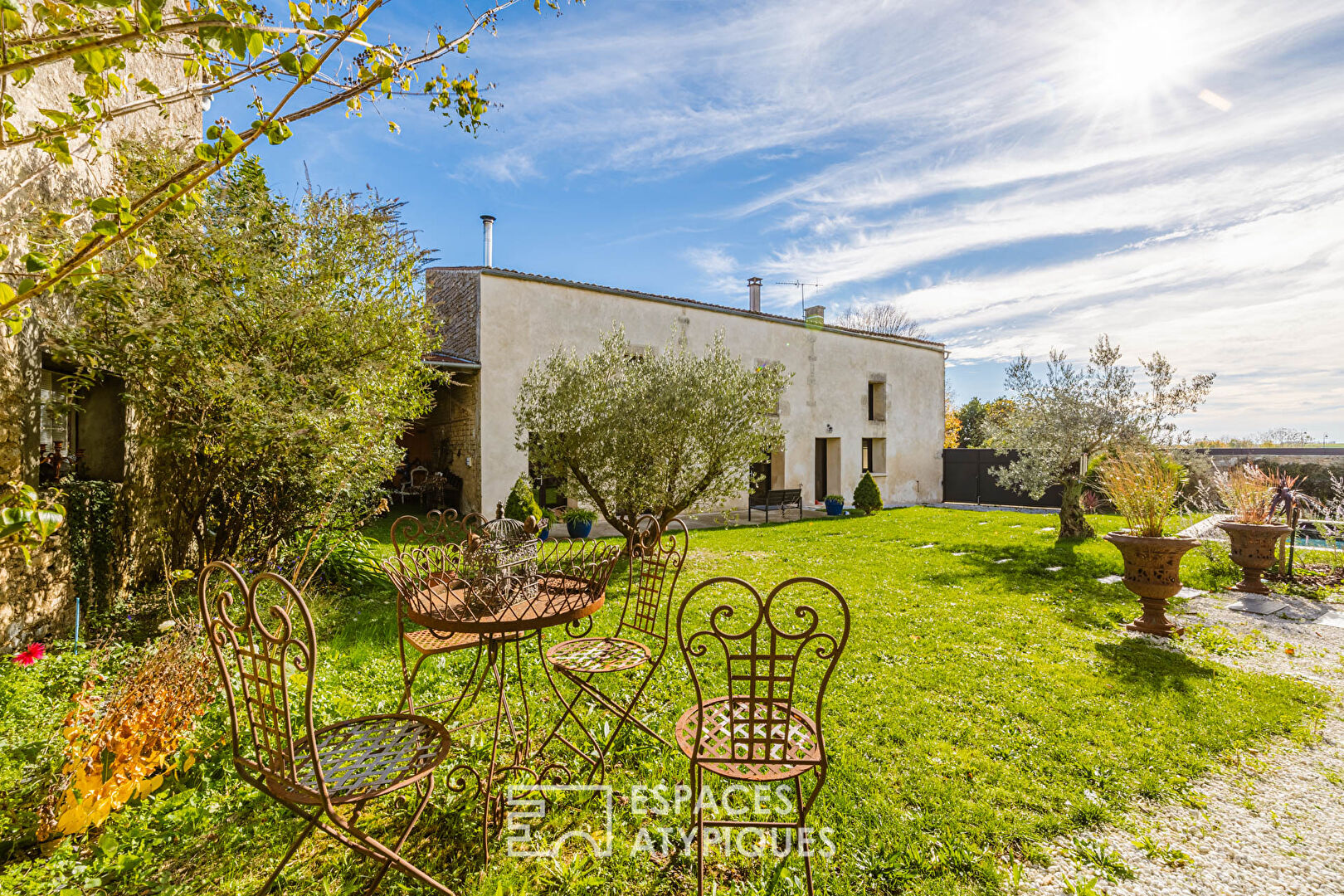 Charentaise au caractère affirmé métamorphosé en écrin d’élégance