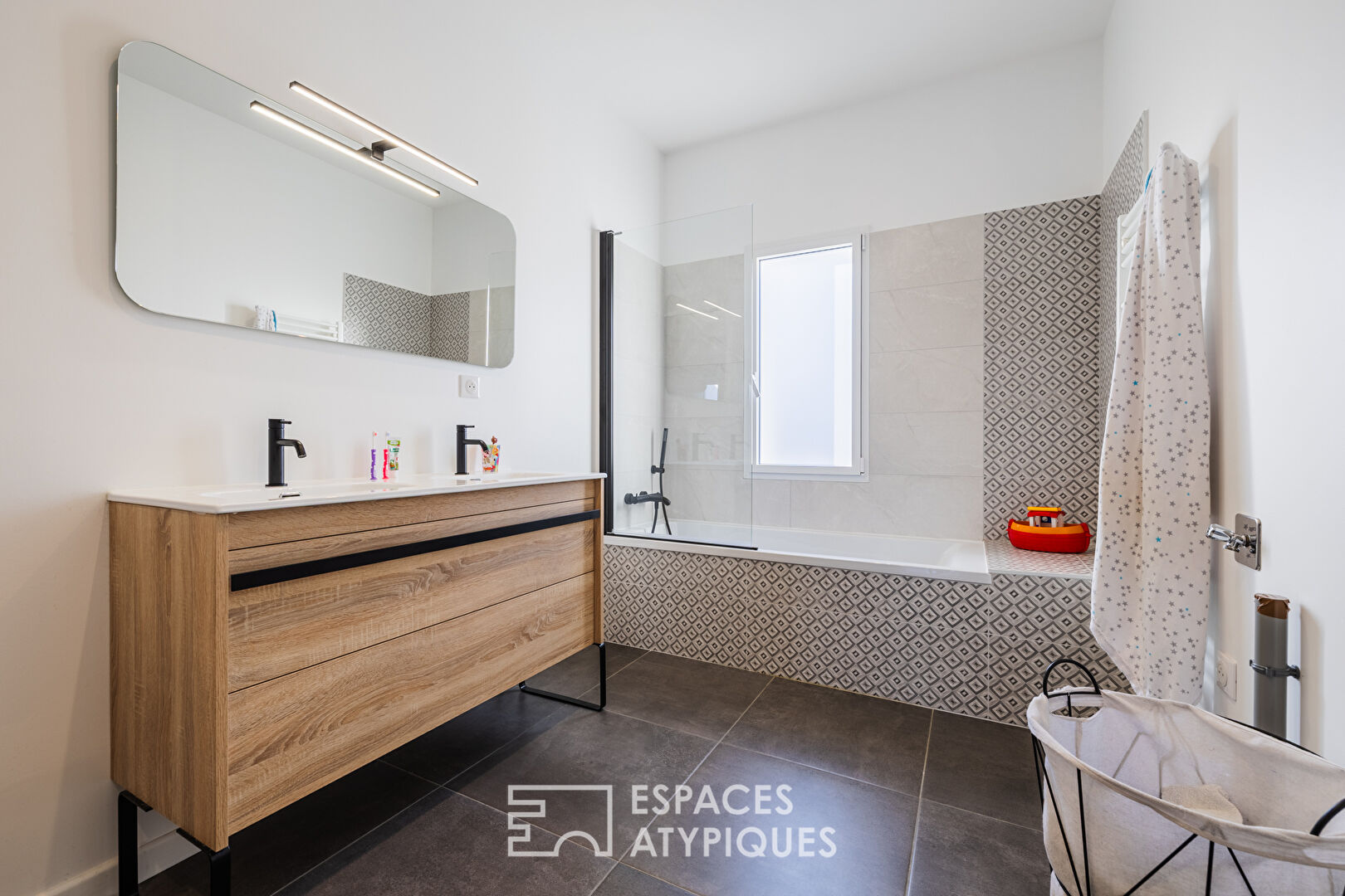 Maison de ville rénovée entre volumes et prestations soignées