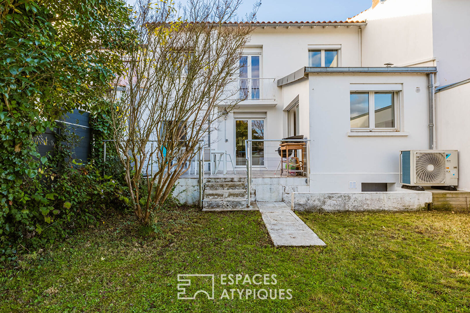 Maison de ville rénovée entre volumes et prestations soignées