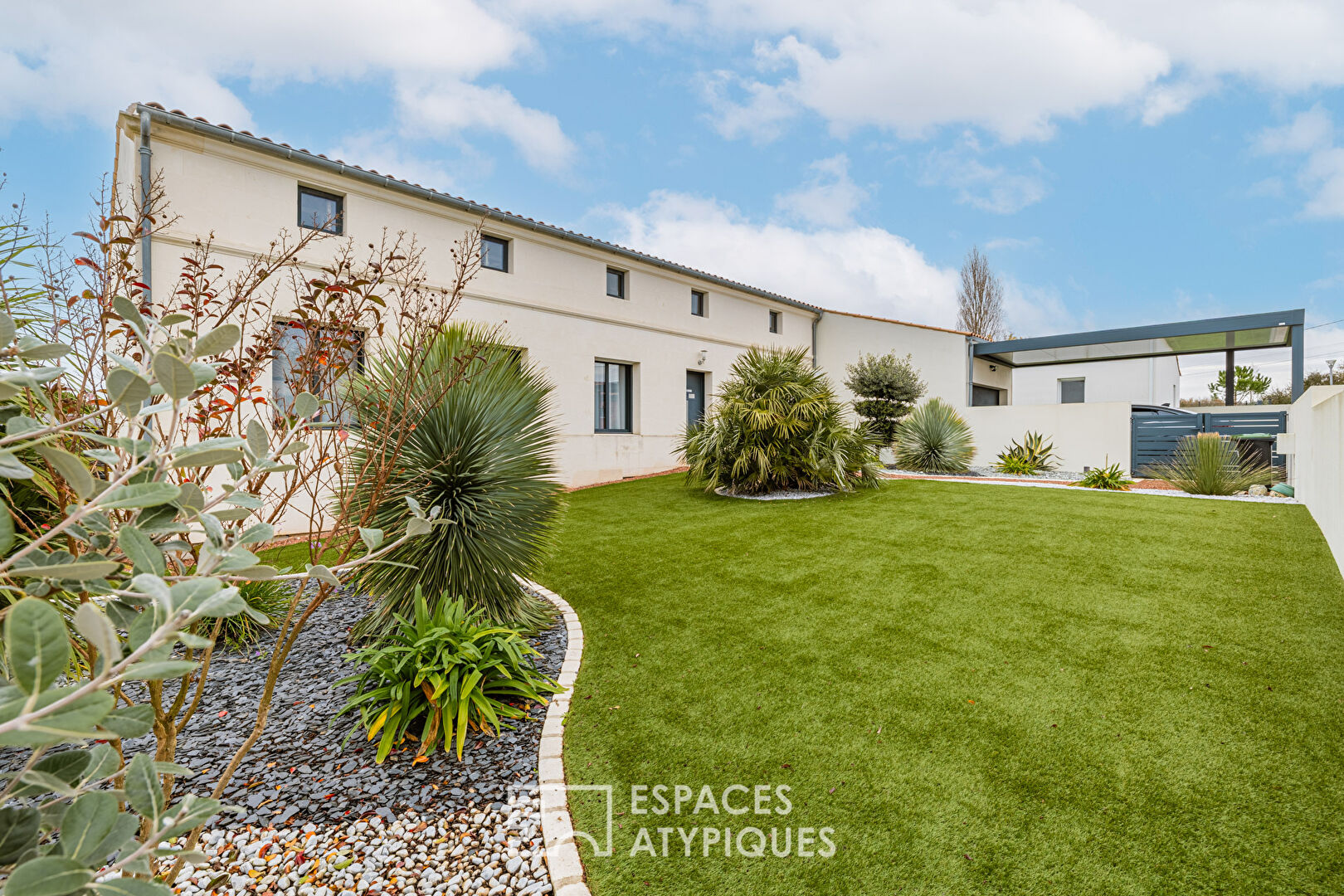 Maison récente en pierre de taille à l’esprit charentais