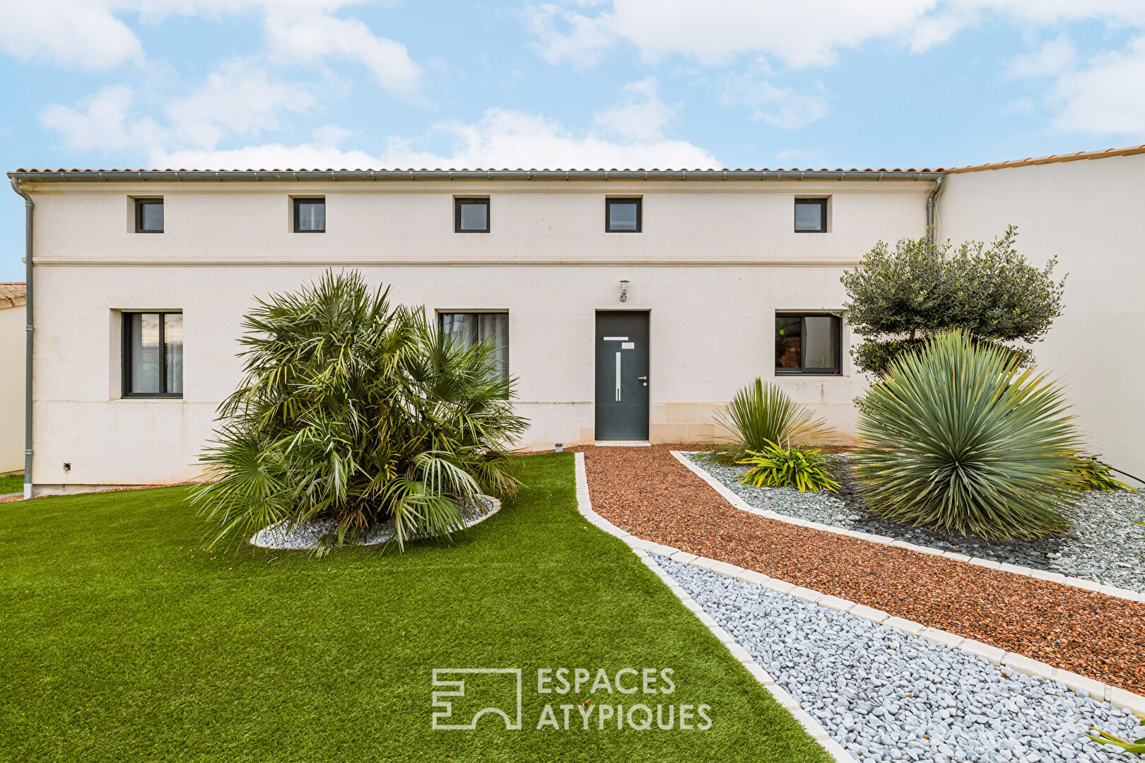 Maison récente en pierre de taille à l’esprit charentais