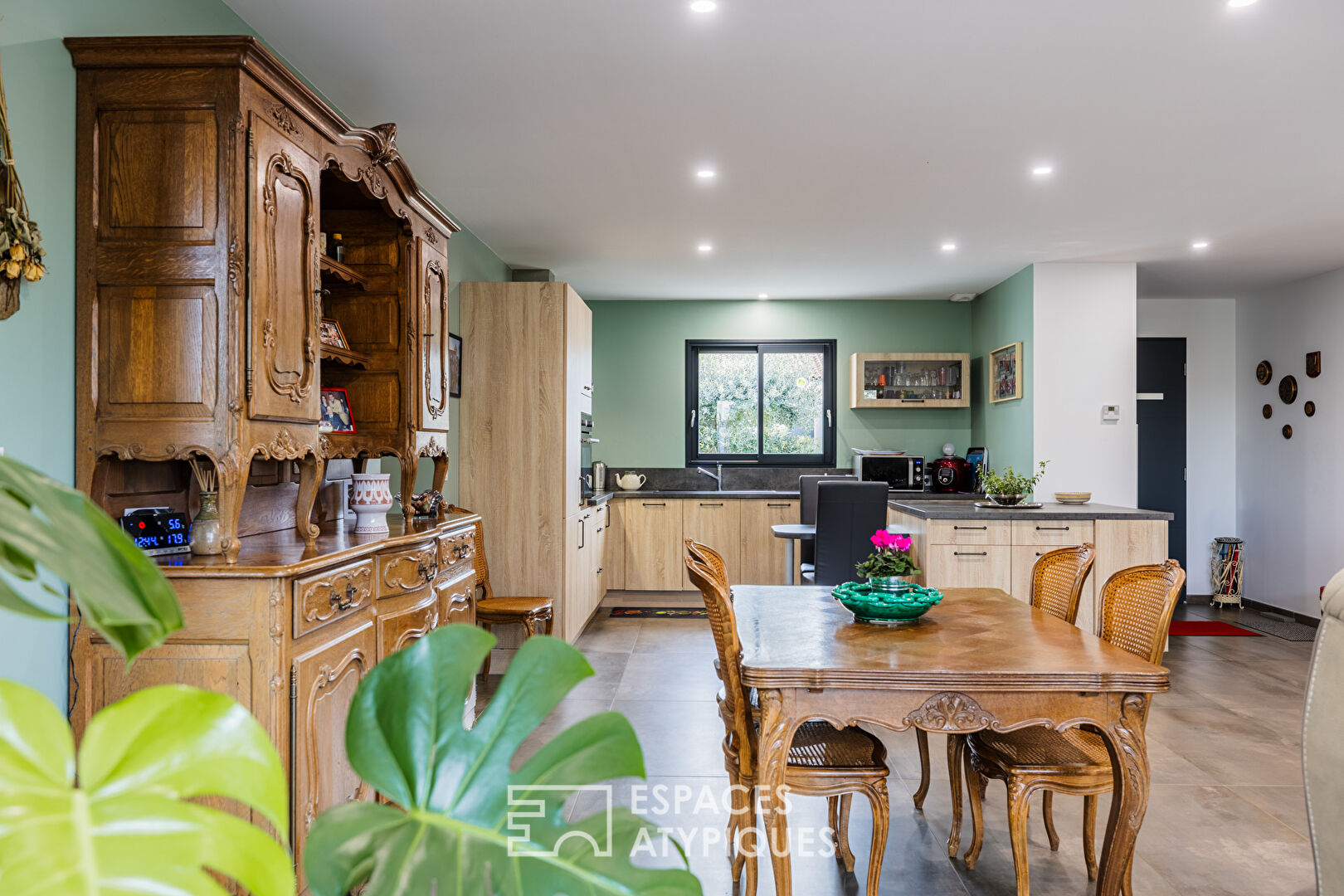 Maison récente en pierre de taille à l’esprit charentais