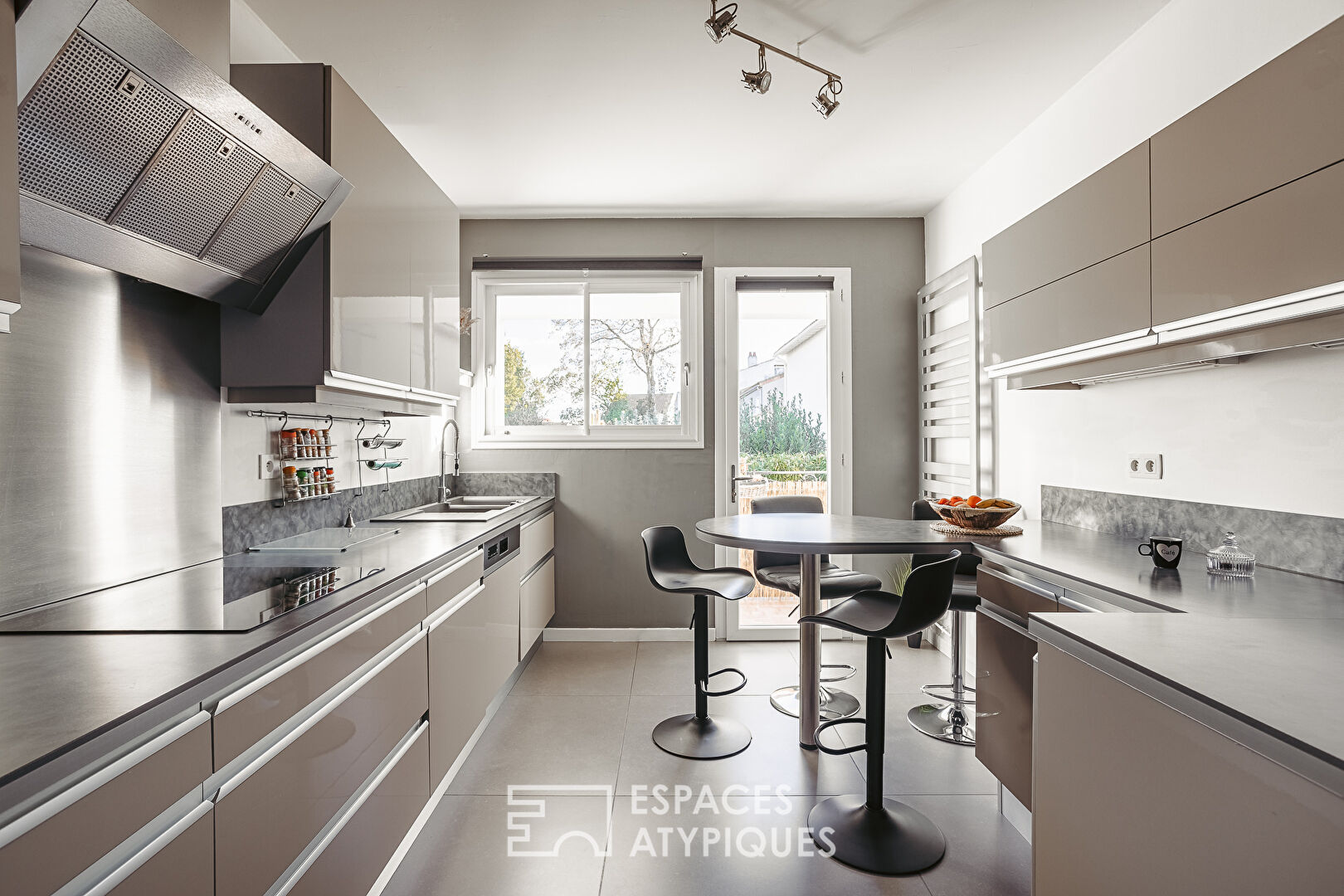 Maison au calme avec garage hors norme dans le quartier de La Trompette