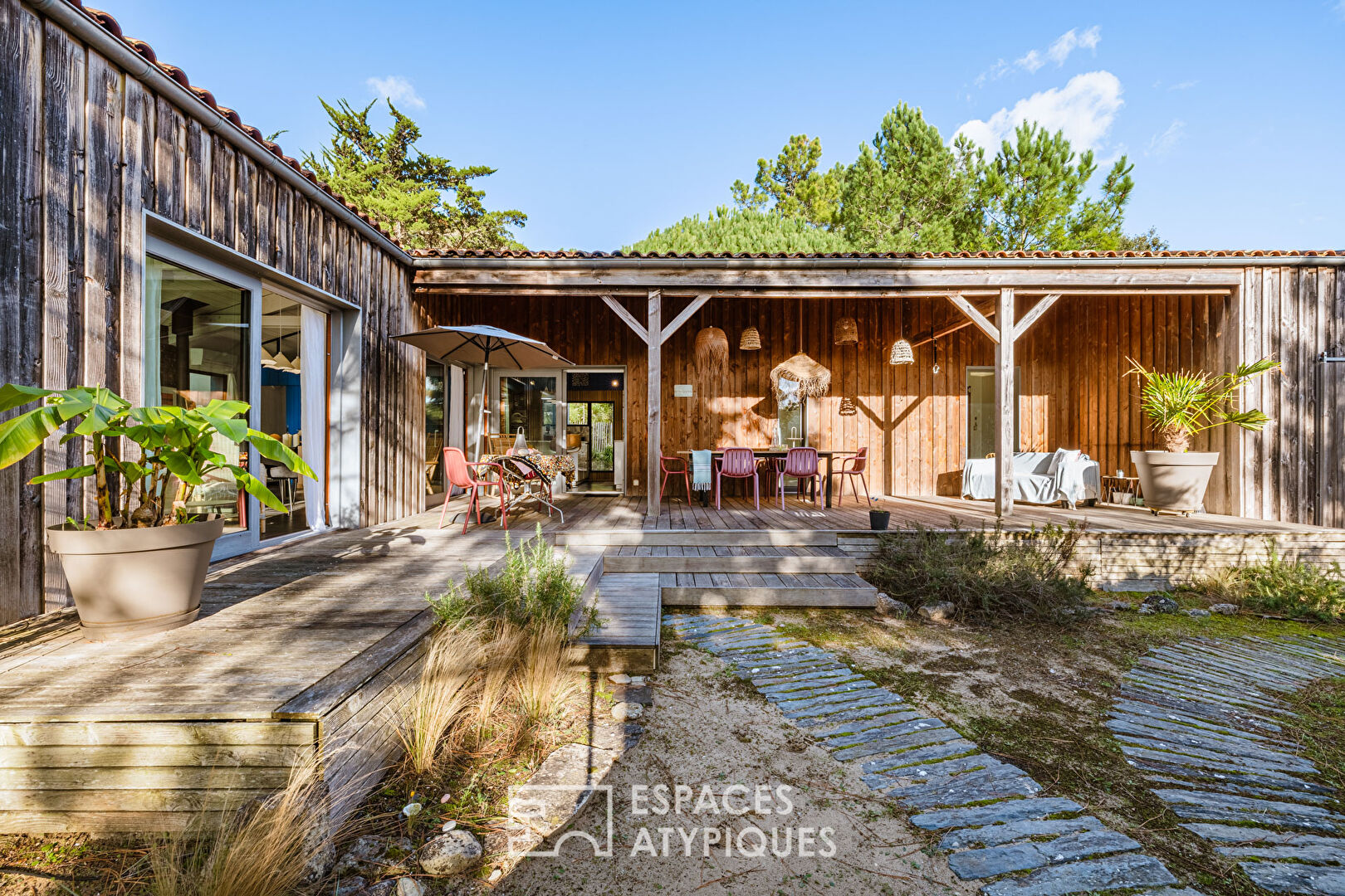 Timber-framed house, the good life with your feet in the sand