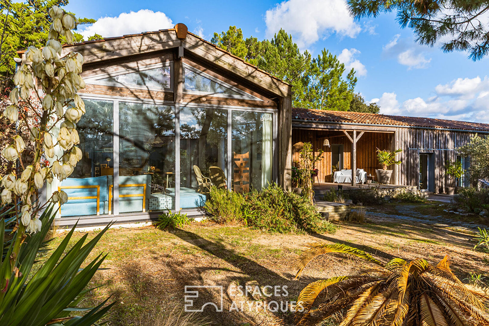 Timber-framed house, the good life with your feet in the sand