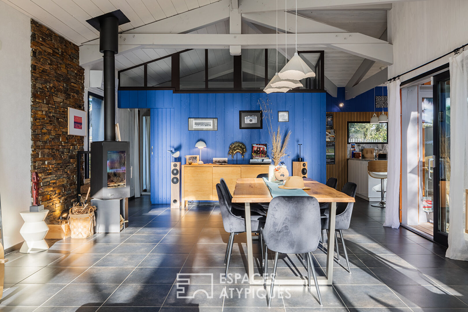 Timber-framed house, the good life with your feet in the sand