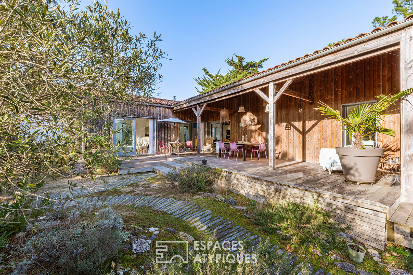 Timber-framed house, the good life with your feet in the sand