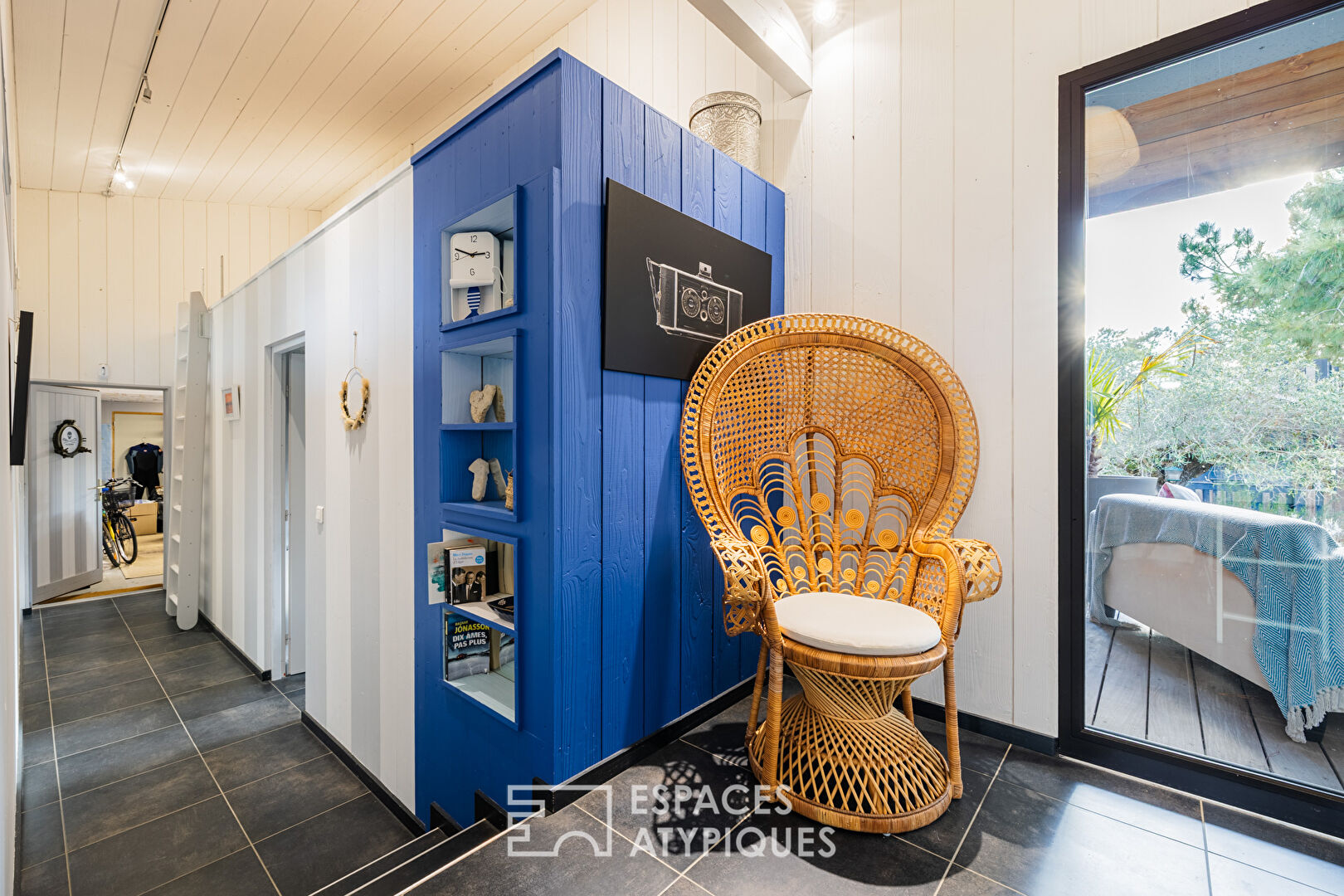 Timber-framed house, the good life with your feet in the sand