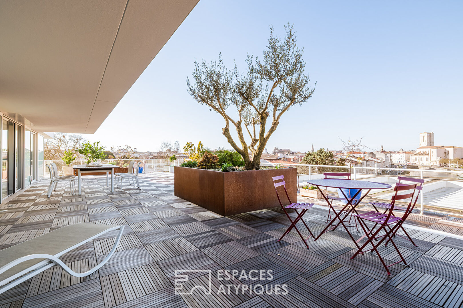Appartement contemporain avec jardin suspendu sur les toits rochelais