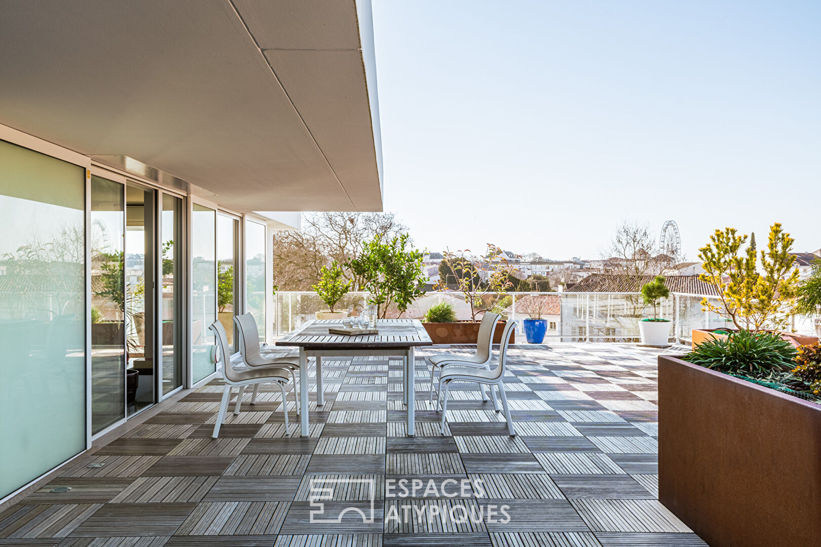 Appartement contemporain avec jardin suspendu sur les toits rochelais