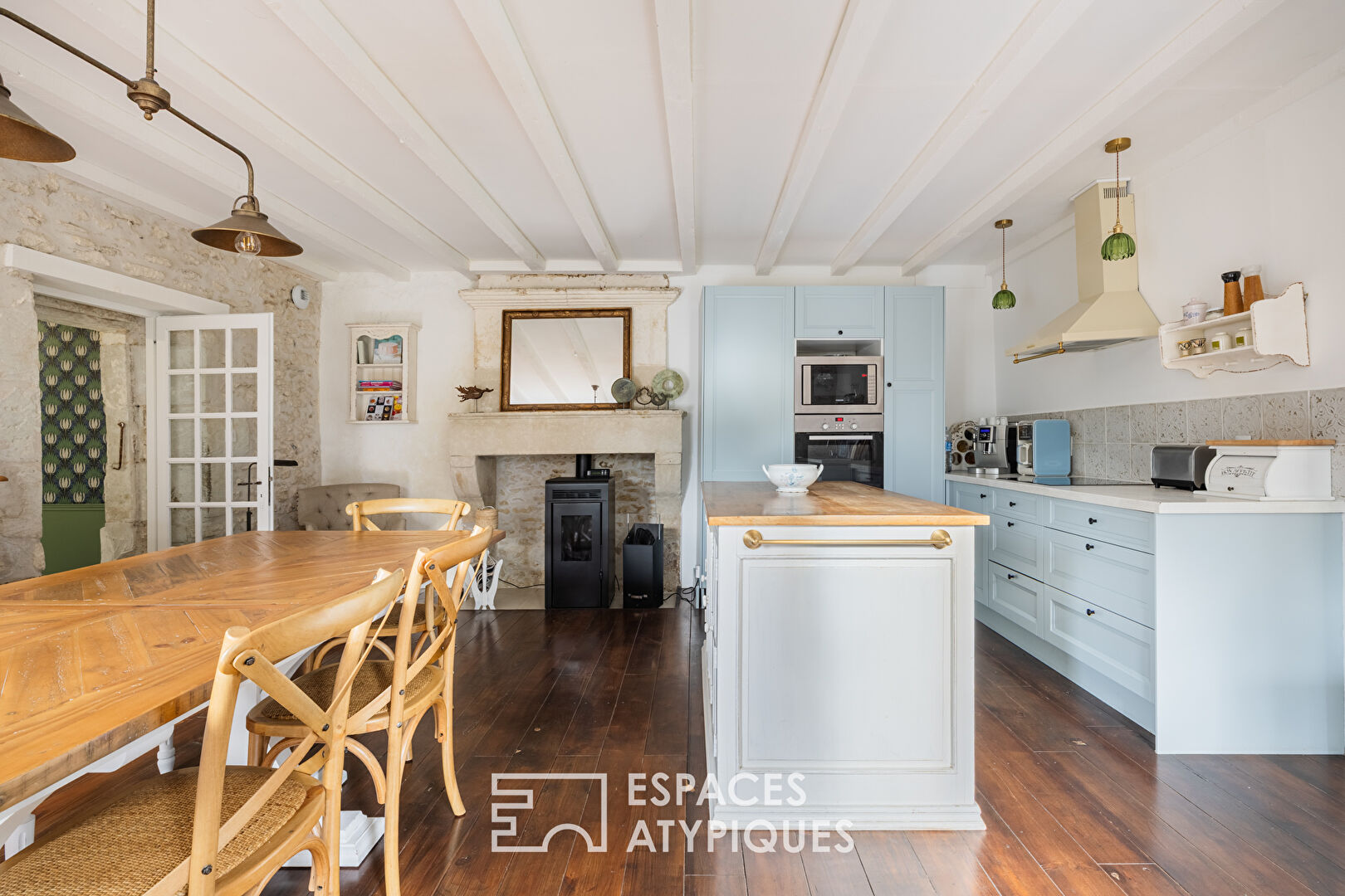 Demeure charentaise rénovée avec sa maison d&rsquo;invités et son jardin paysager