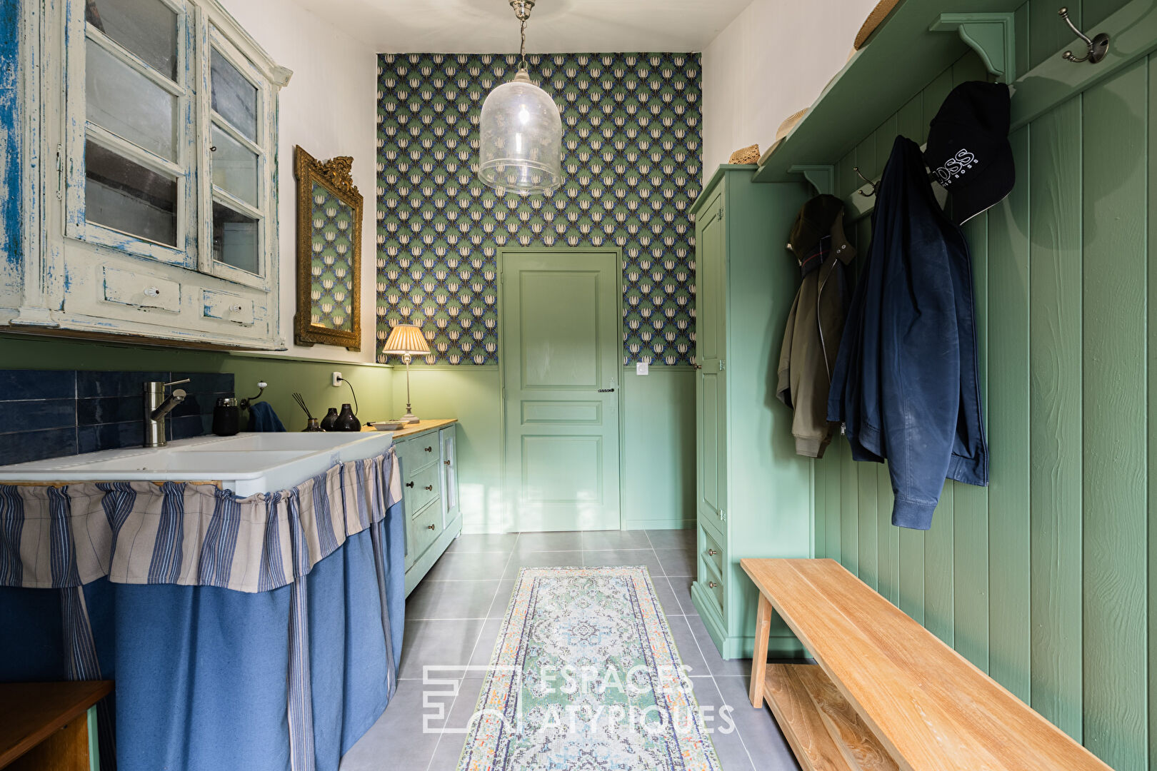 Demeure charentaise rénovée avec sa maison d&rsquo;invités et son jardin paysager