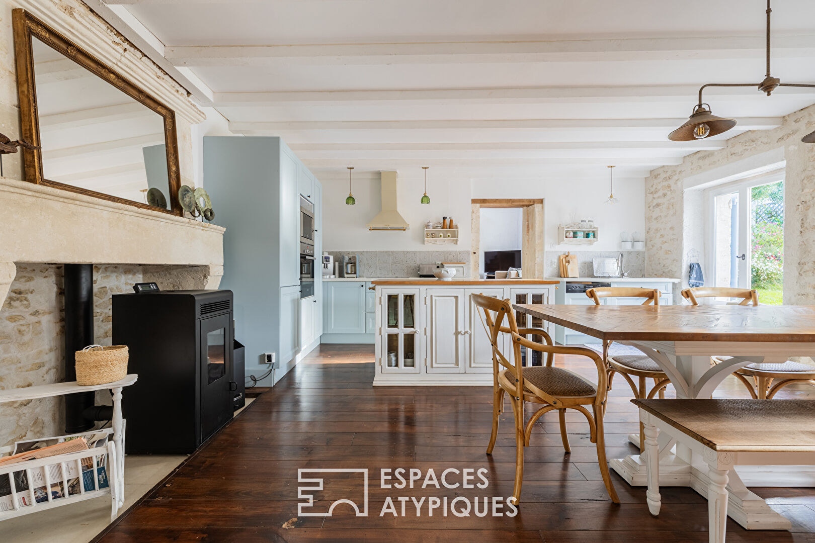 Demeure charentaise rénovée avec sa maison d&rsquo;invités et son jardin paysager