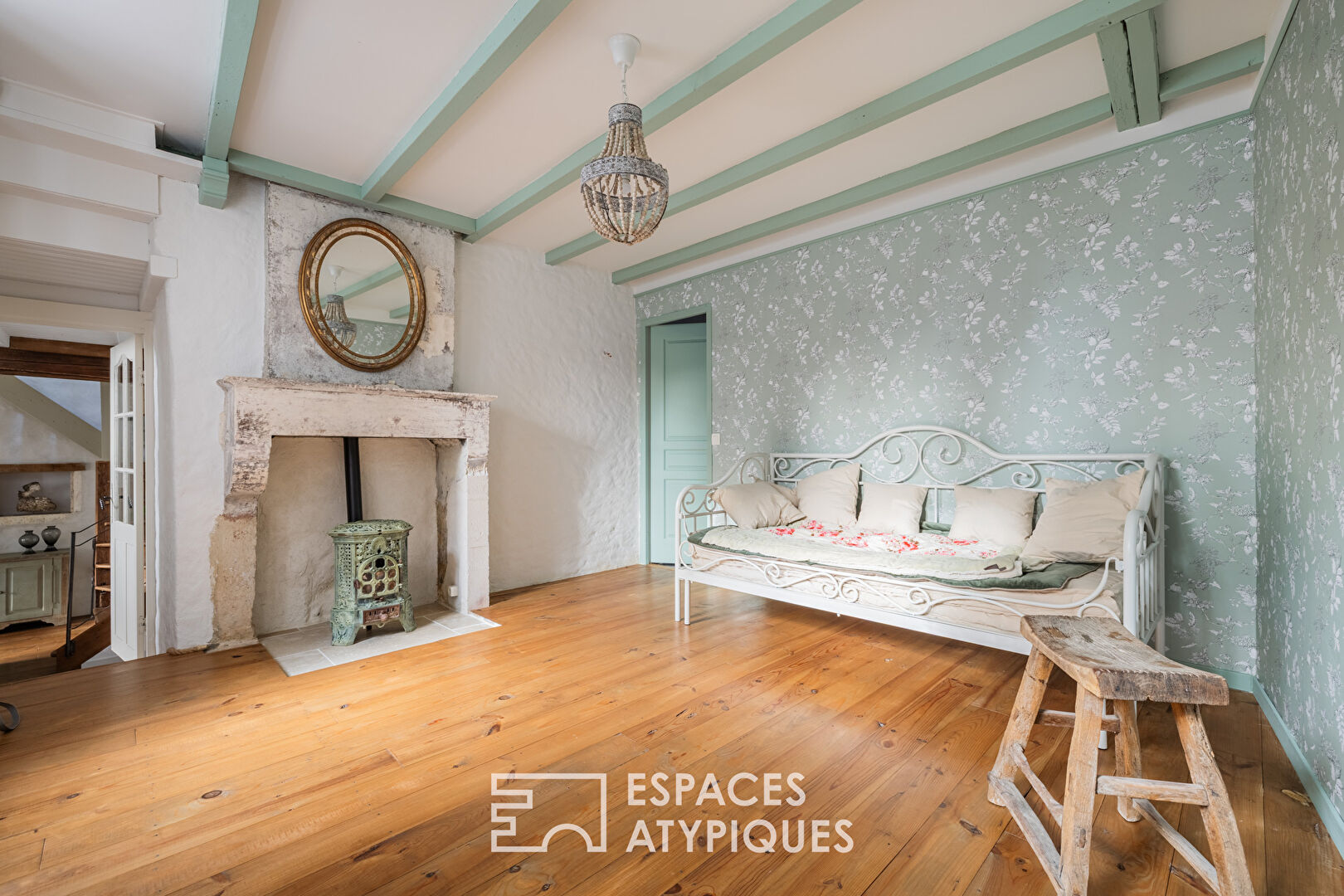 Demeure charentaise rénovée avec sa maison d&rsquo;invités et son jardin paysager