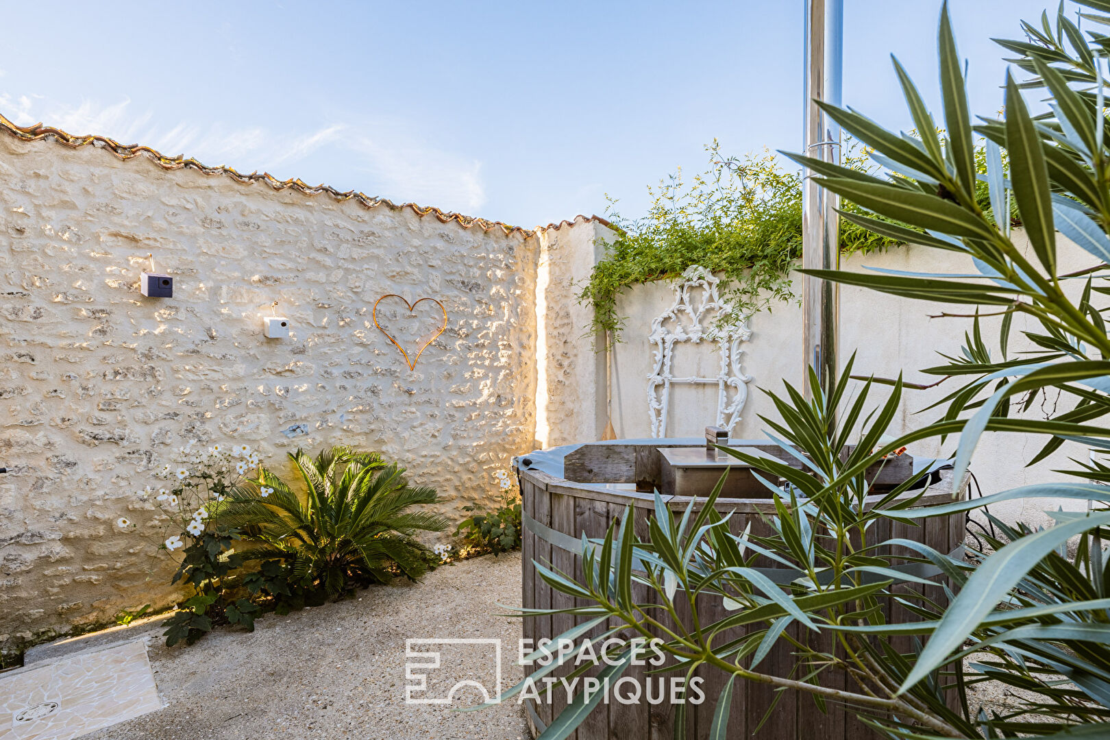 Demeure charentaise rénovée avec sa maison d&rsquo;invités et son jardin paysager