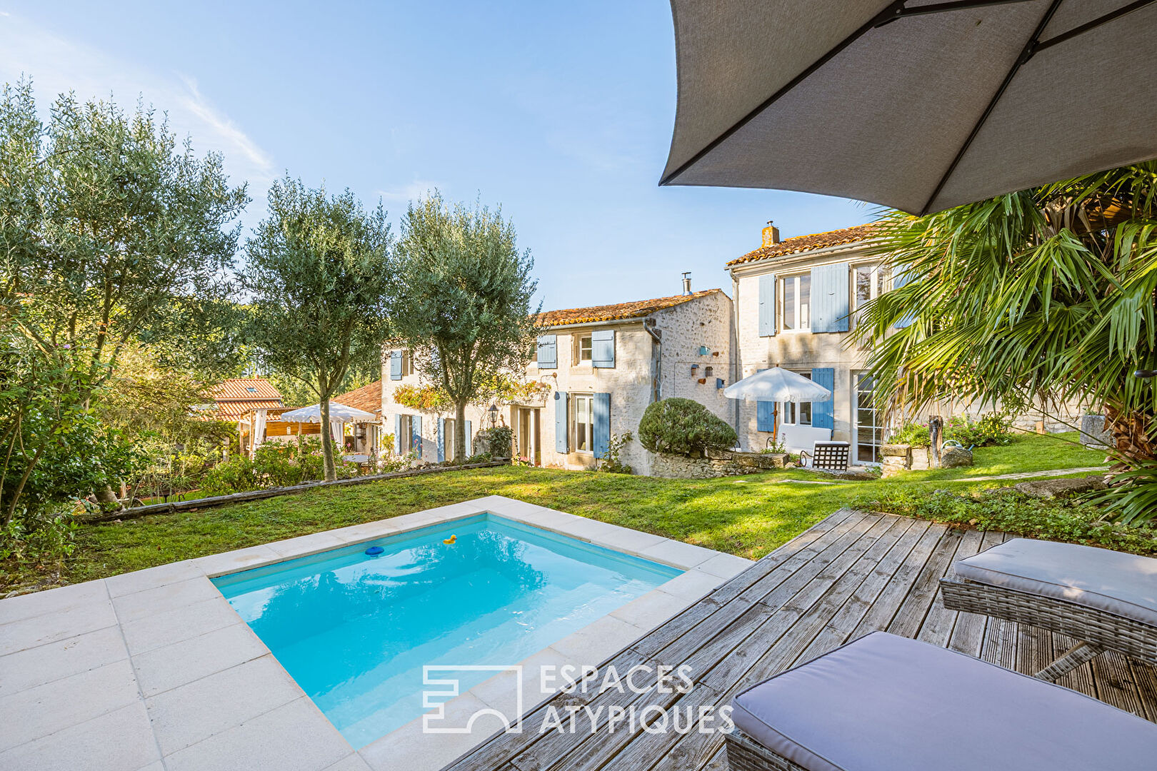 Demeure charentaise rénovée avec sa maison d&rsquo;invités et son jardin paysager