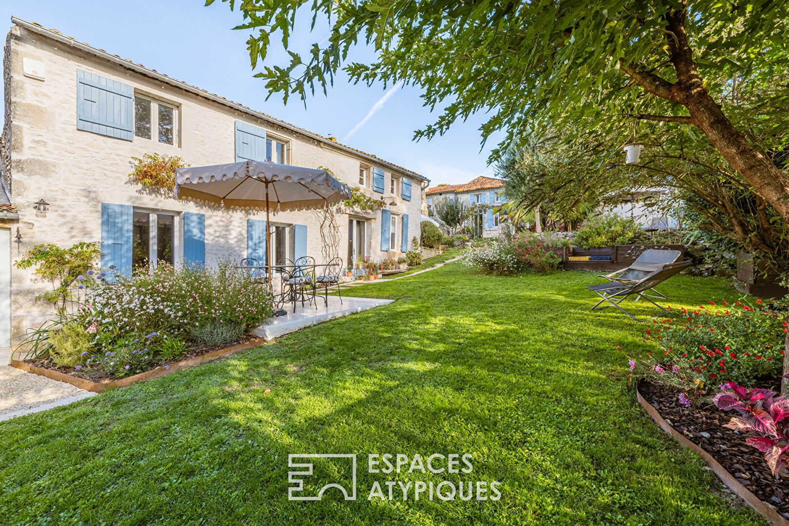 Demeure charentaise rénovée avec sa maison d&rsquo;invités et son jardin paysager