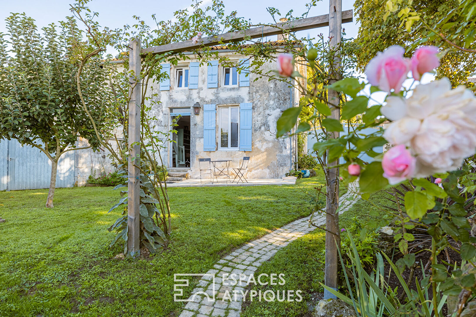 Demeure charentaise rénovée avec sa maison d&rsquo;invités et son jardin paysager
