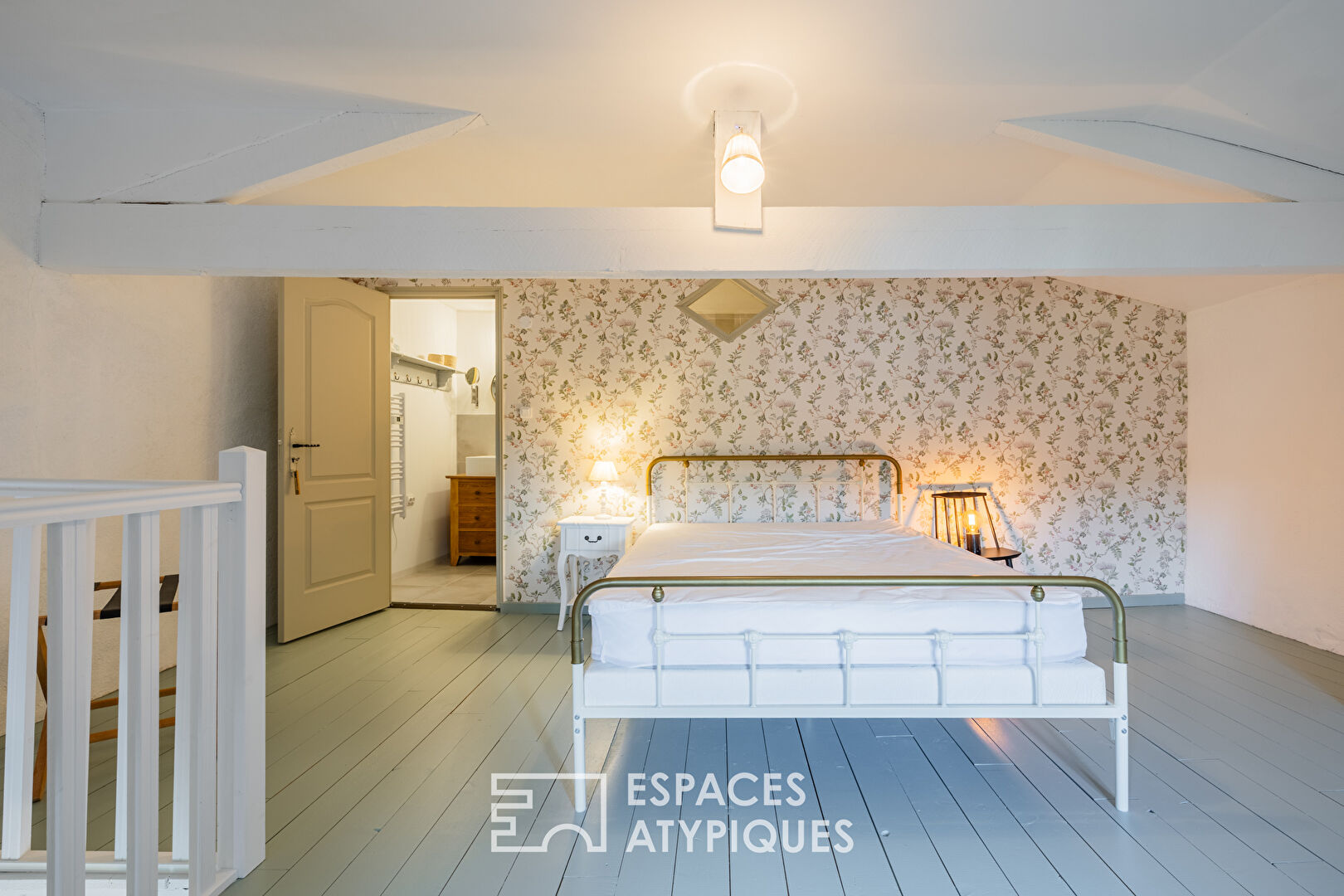 Demeure charentaise rénovée avec sa maison d&rsquo;invités et son jardin paysager