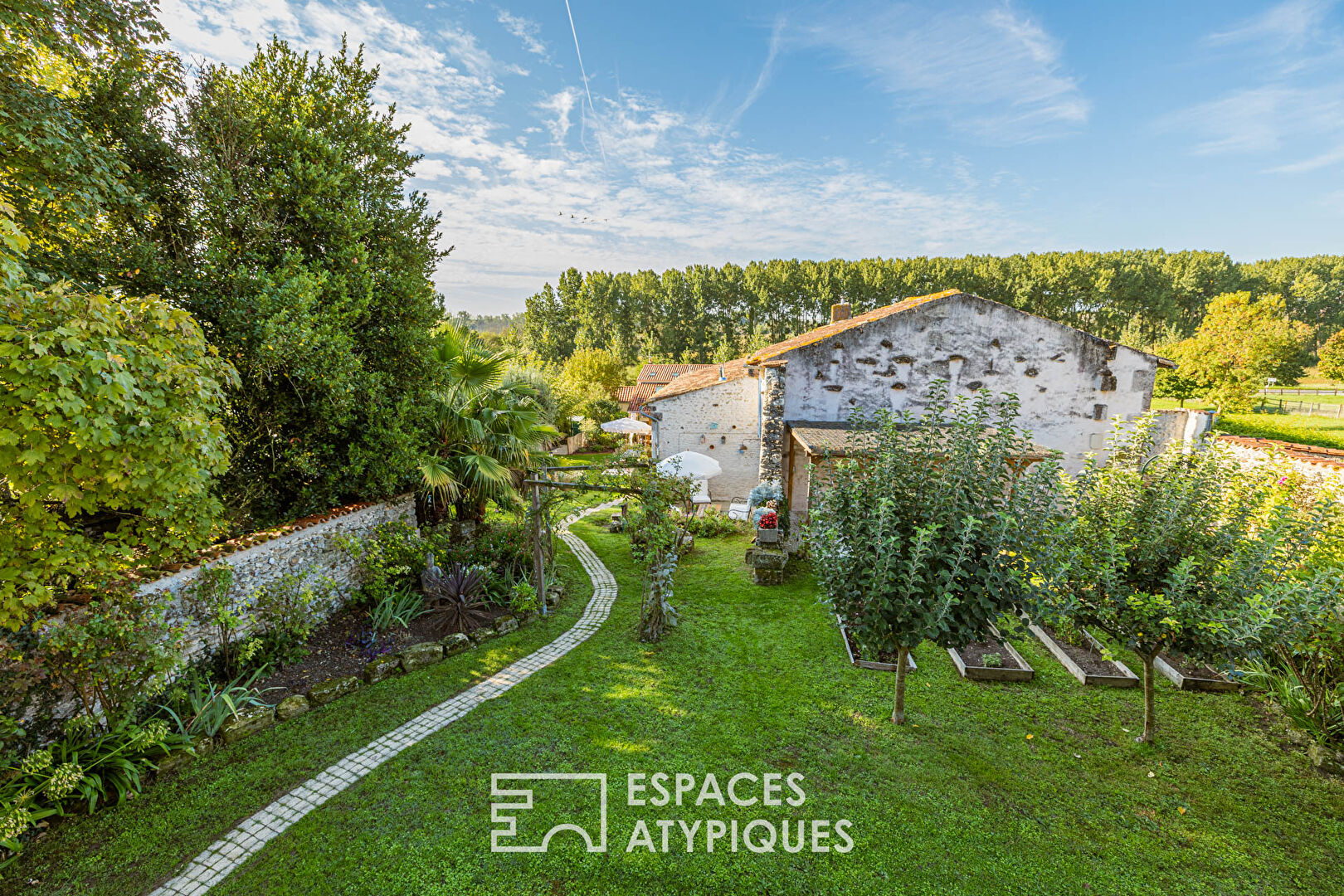Demeure charentaise rénovée avec sa maison d&rsquo;invités et son jardin paysager