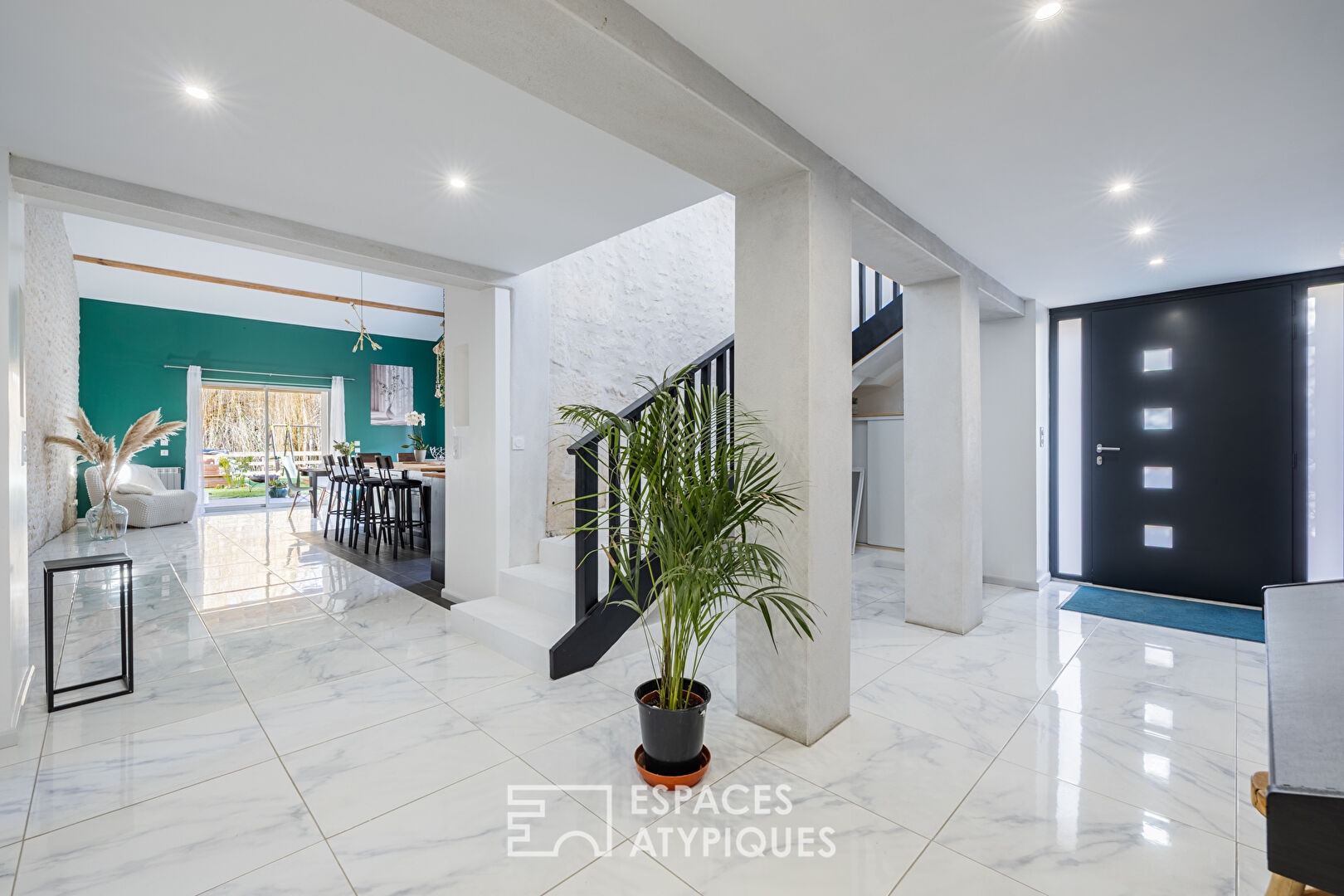 Ancien chai réhabilité alliant volumes et caractère