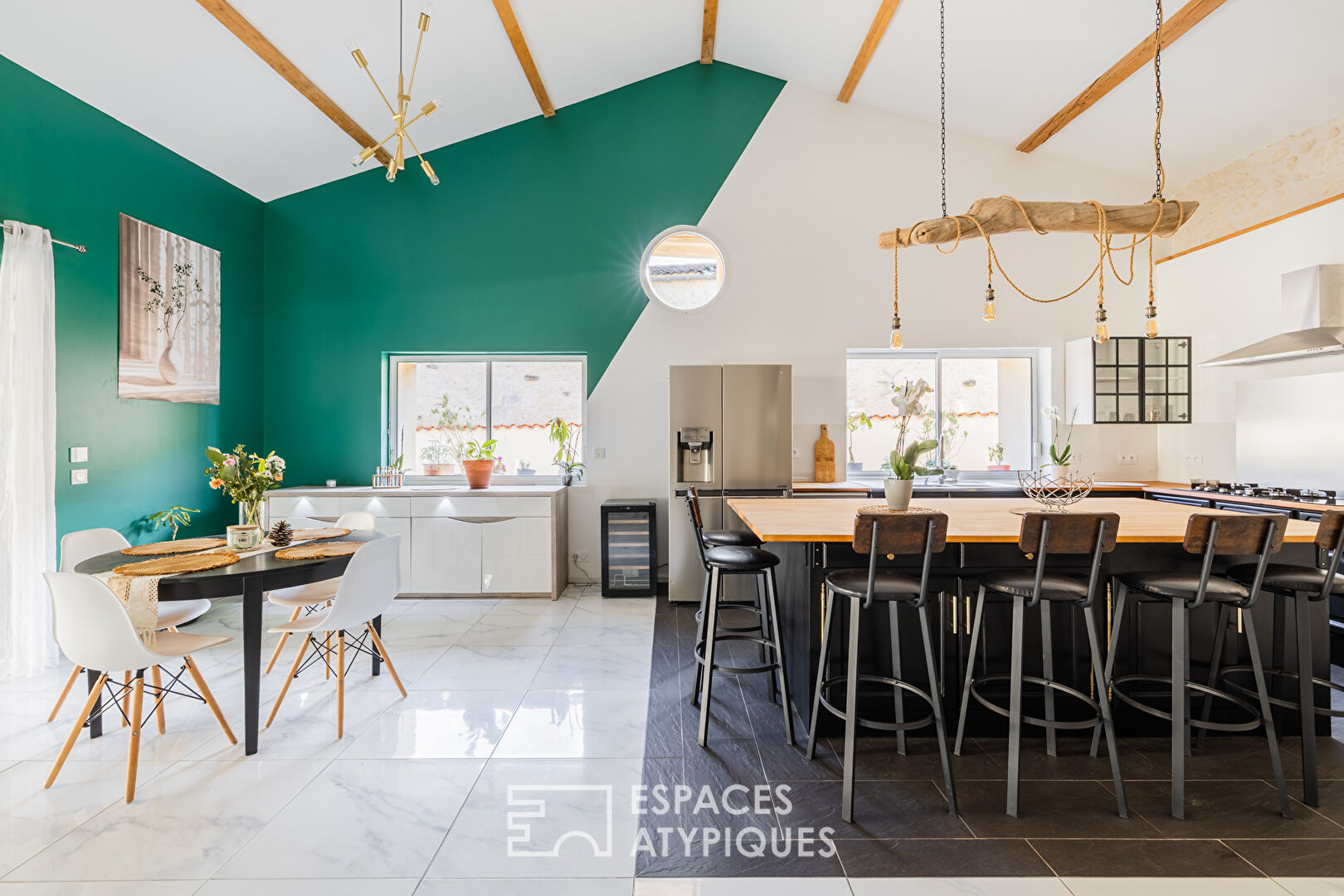 Ancien chai réhabilité alliant volumes et caractère