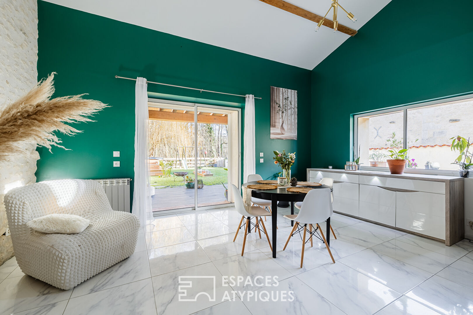 Ancien chai réhabilité alliant volumes et caractère