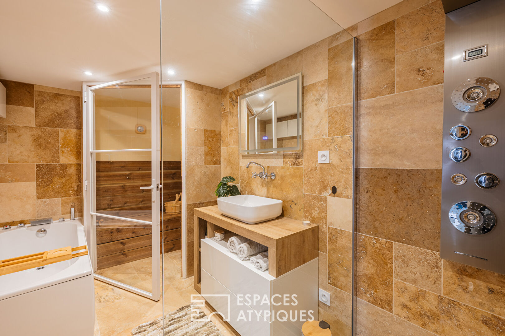 Ancien chai réhabilité alliant volumes et caractère