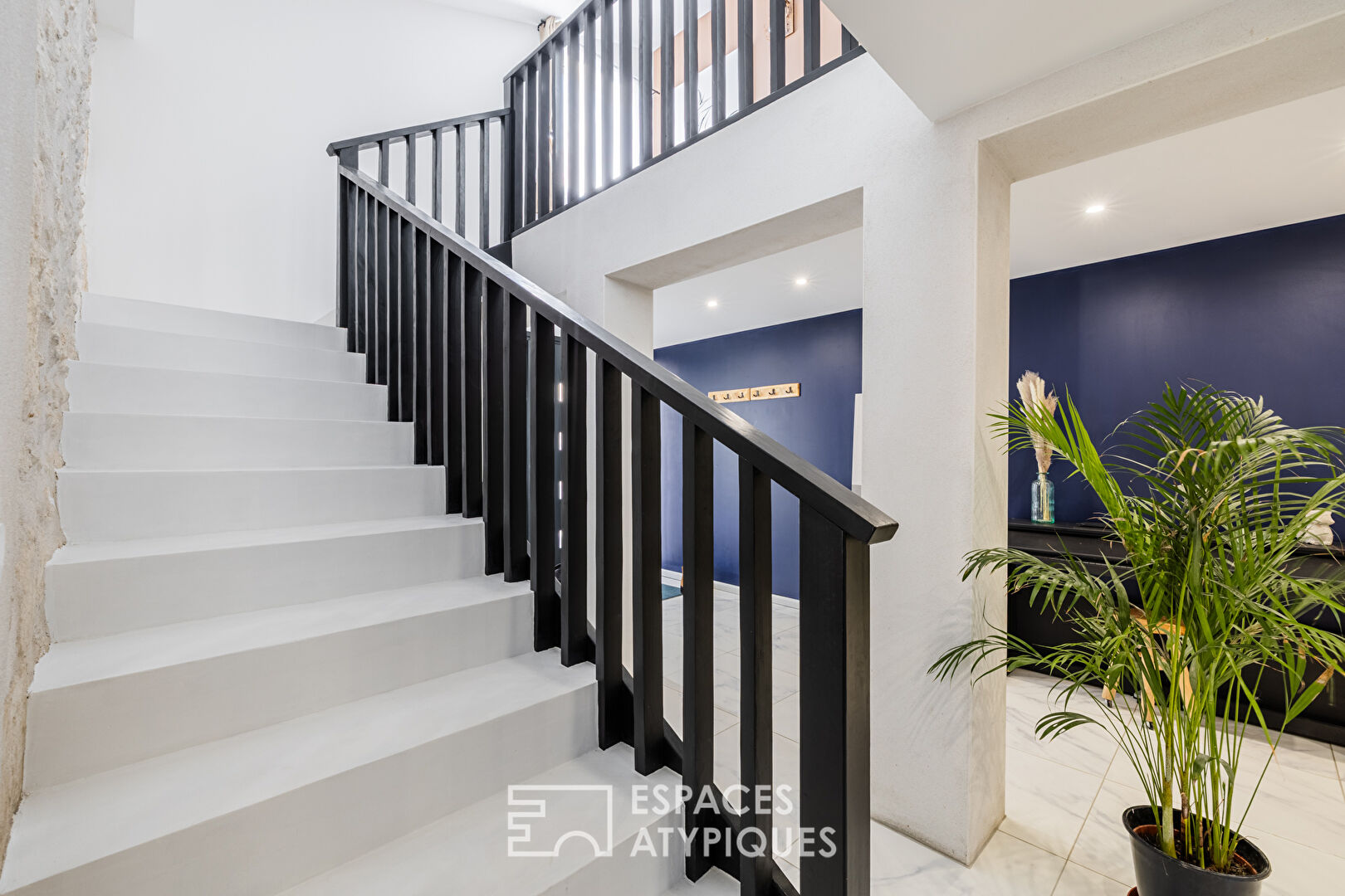 Ancien chai réhabilité alliant volumes et caractère