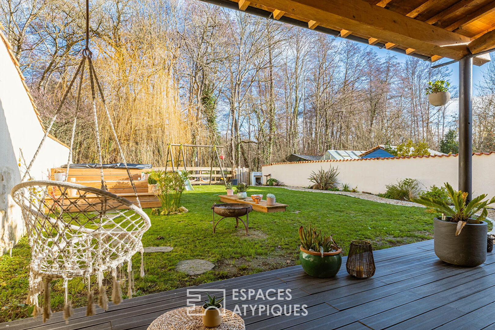 Ancien chai réhabilité alliant volumes et caractère