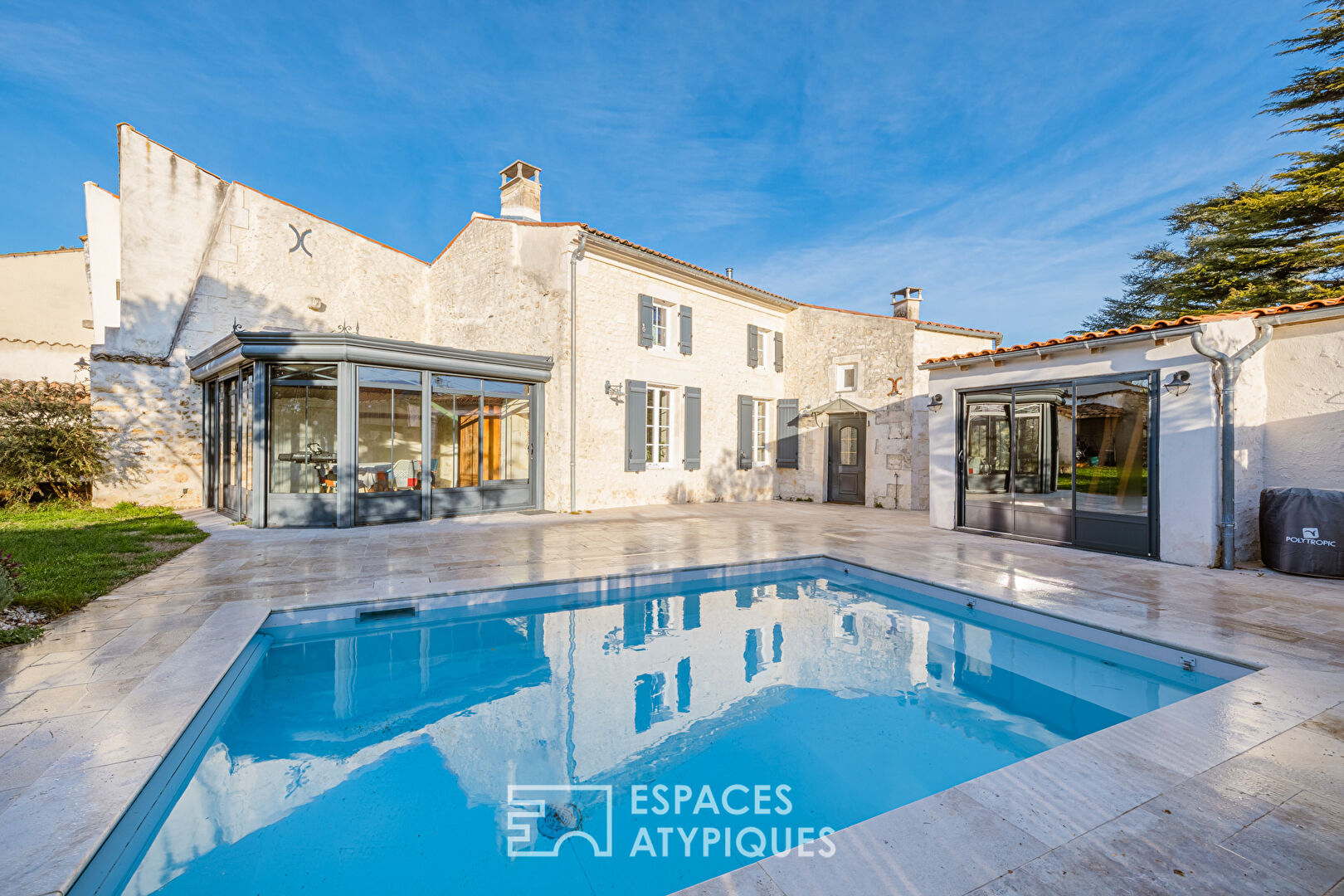 Familiale charentaise rénovée avec soin