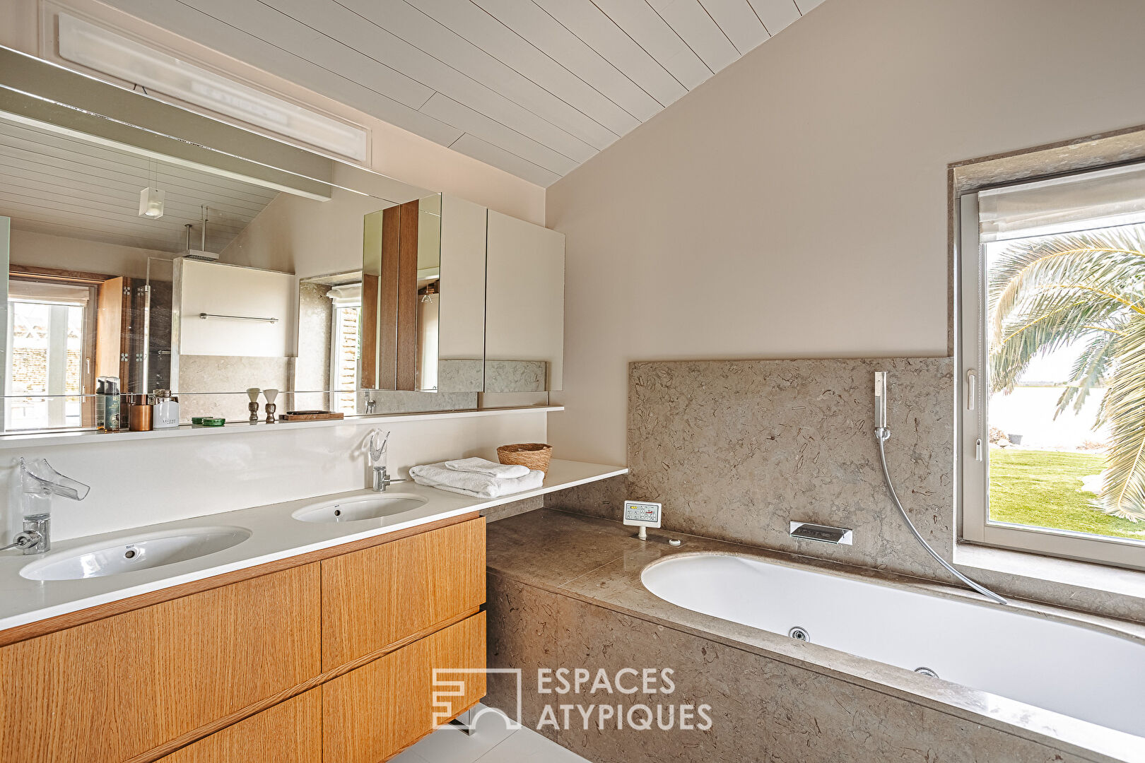 Maison contemporaine et horizon marin