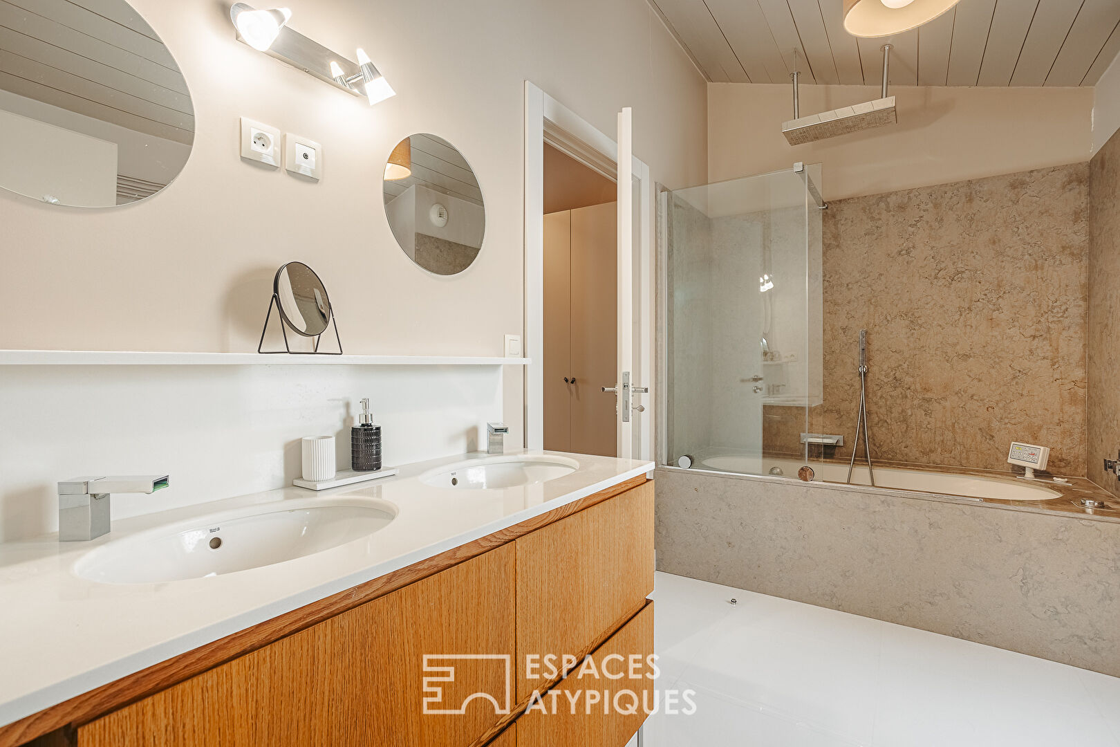 Maison contemporaine et horizon marin