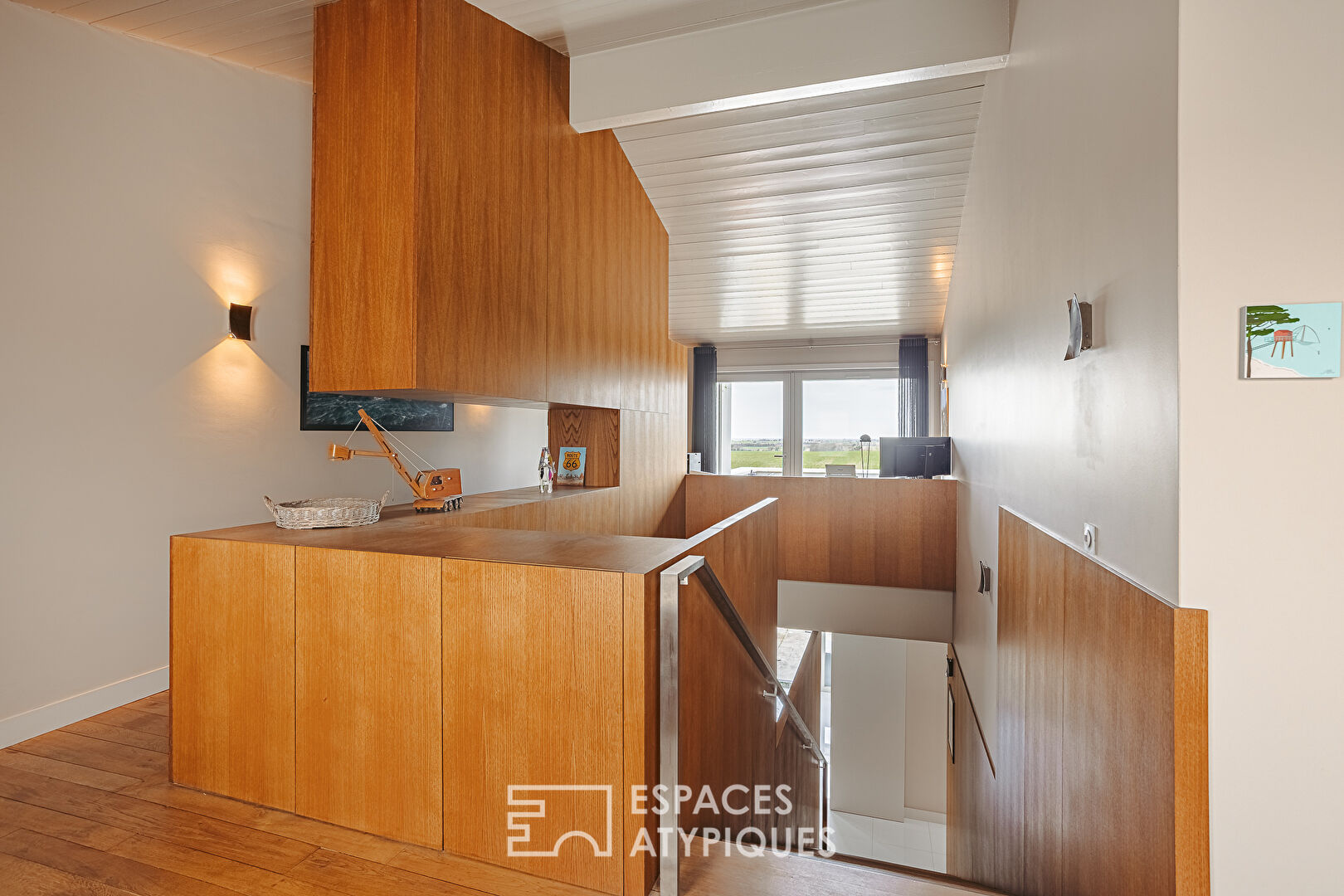 Maison contemporaine et horizon marin