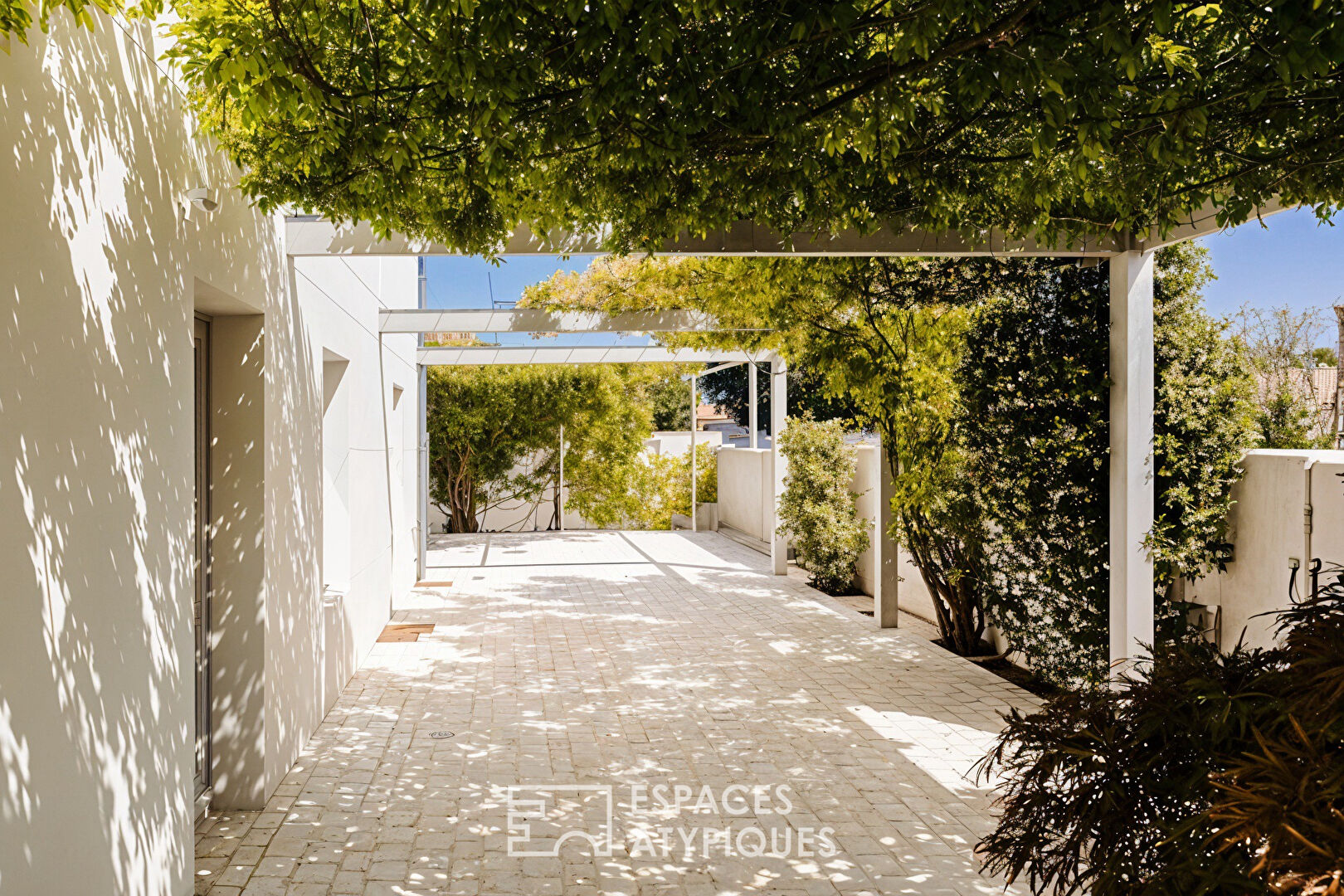 Maison contemporaine et horizon marin