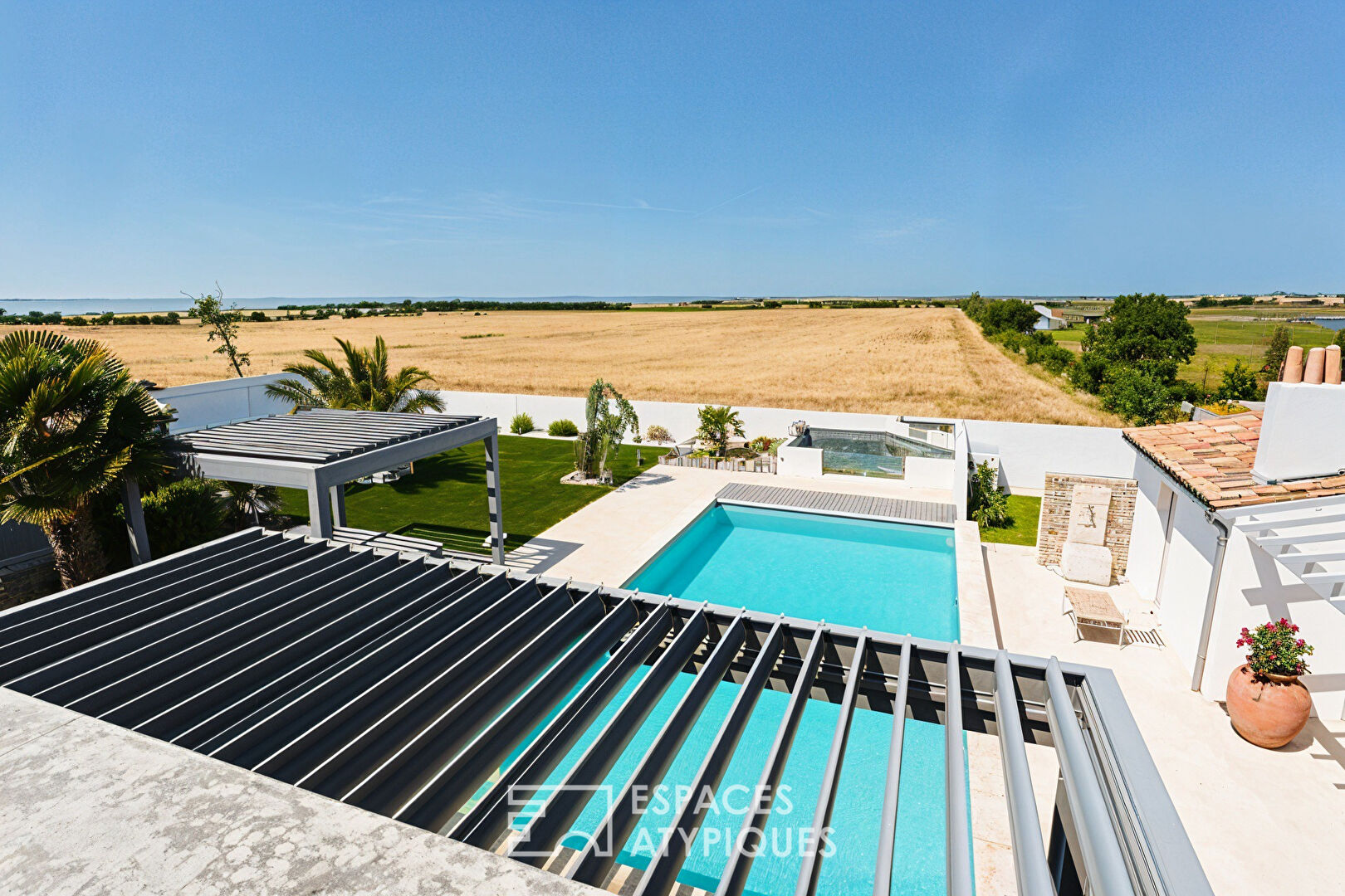 Maison contemporaine et horizon marin