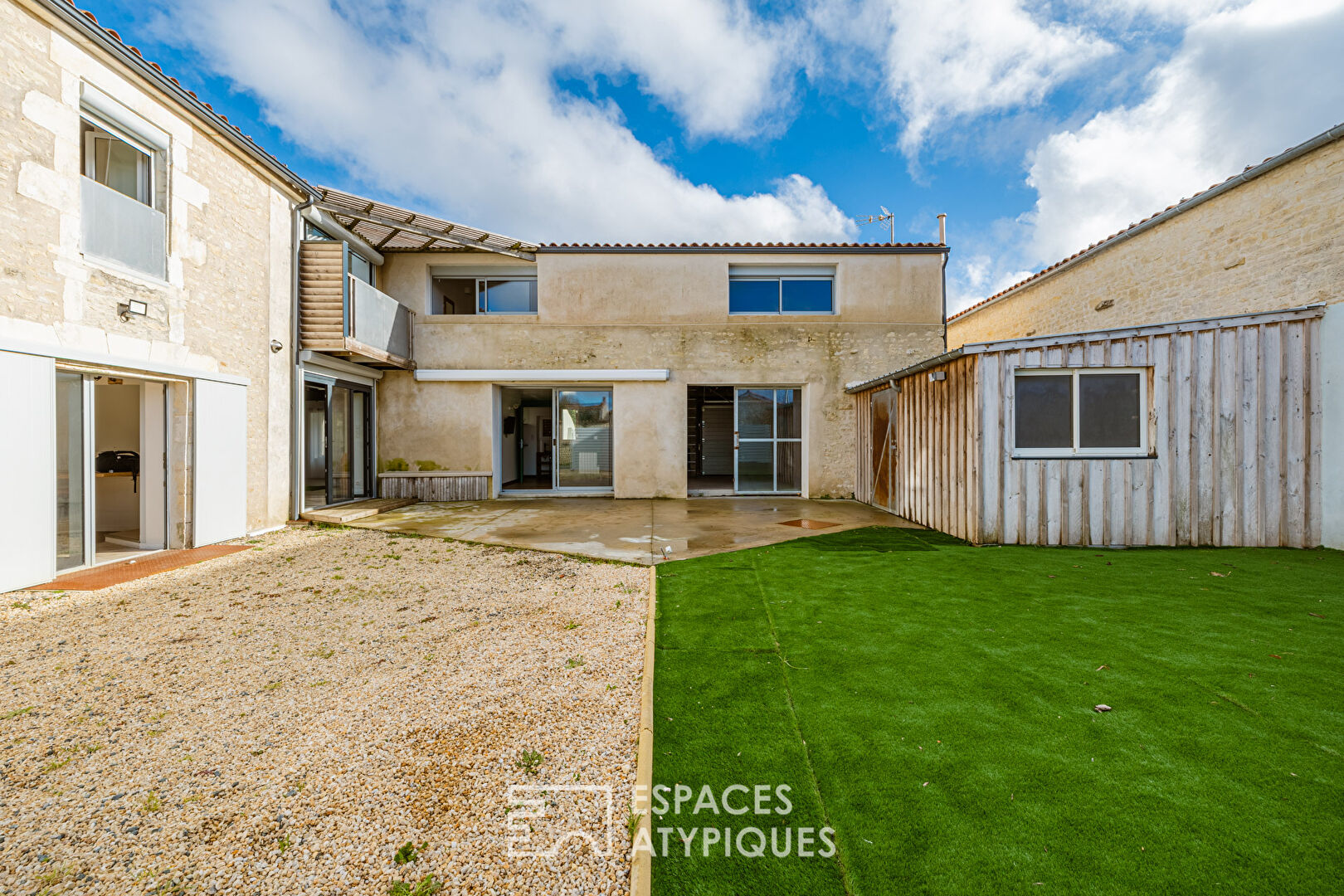 Former wine cellar converted into a loft with a glass roof and independent studio