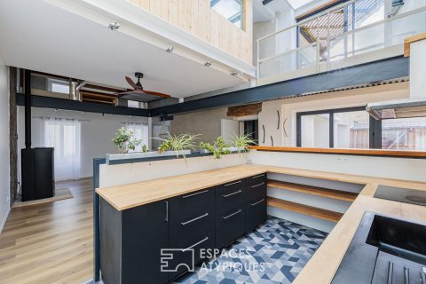 Former wine cellar converted into a loft with a glass roof and independent studio