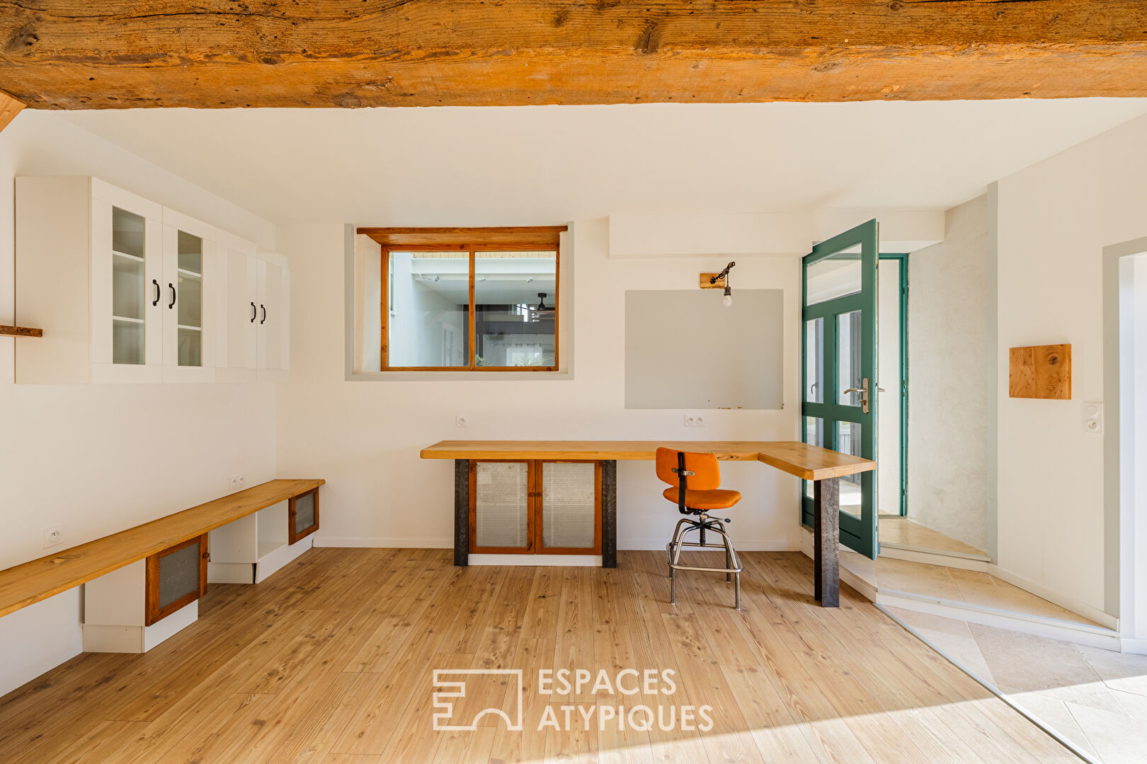 Former wine cellar converted into a loft with a glass roof and independent studio