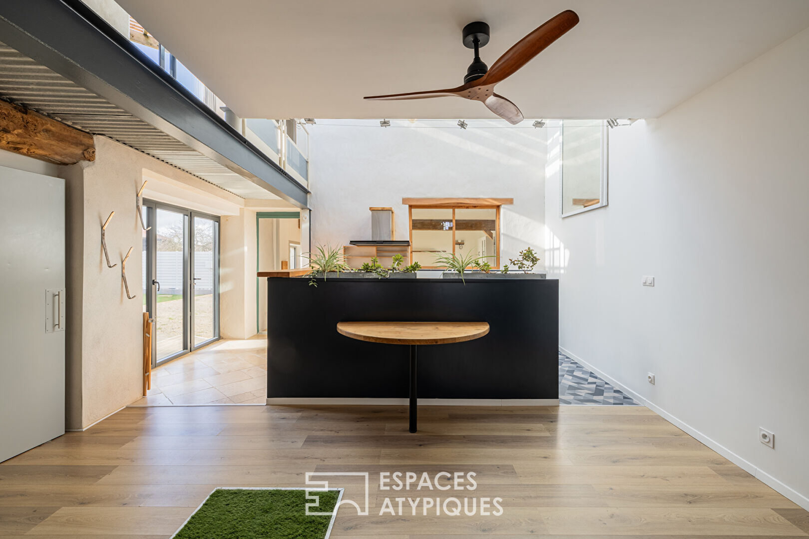 Former wine cellar converted into a loft with a glass roof and independent studio