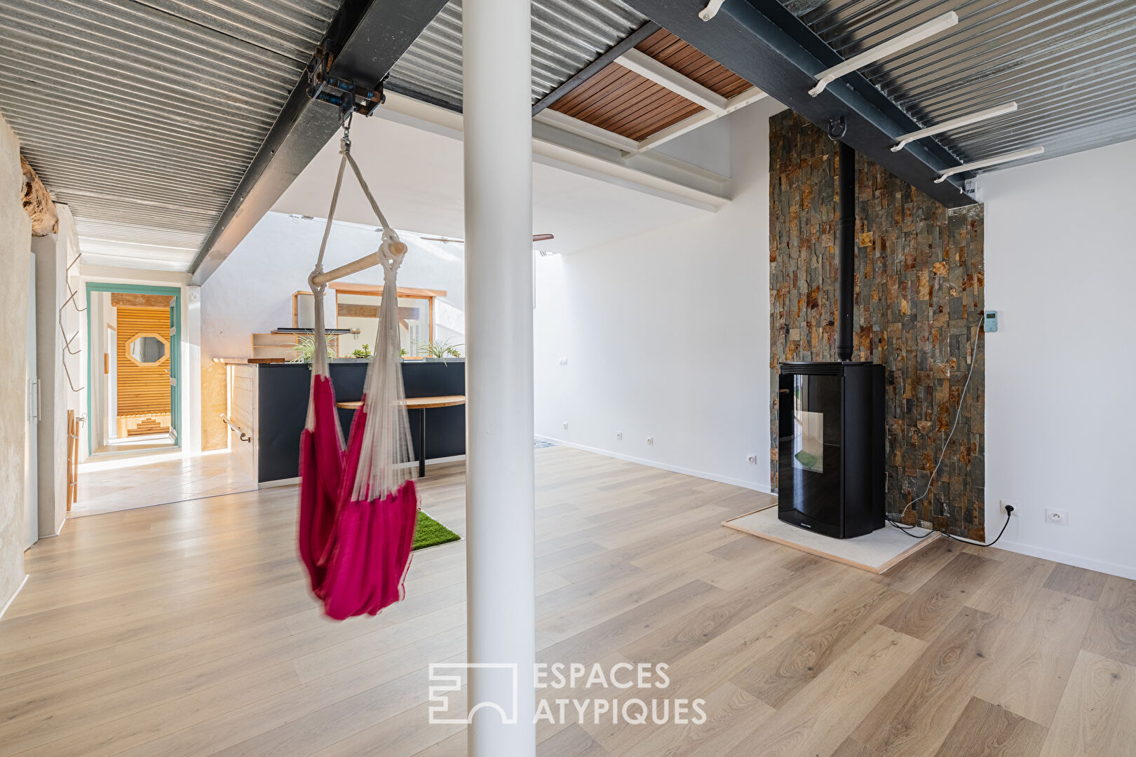 Former wine cellar converted into a loft with a glass roof and independent studio