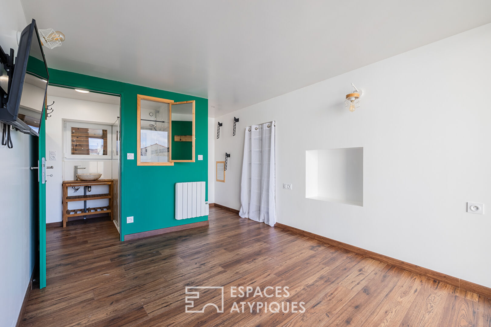 Former wine cellar converted into a loft with a glass roof and independent studio