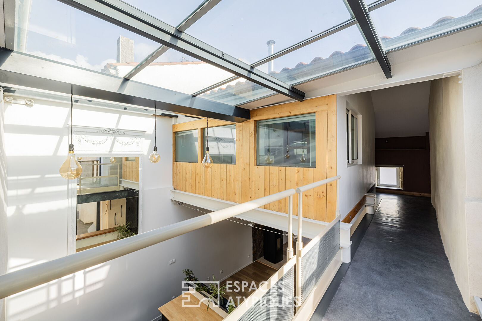 Former wine cellar converted into a loft with a glass roof and independent studio