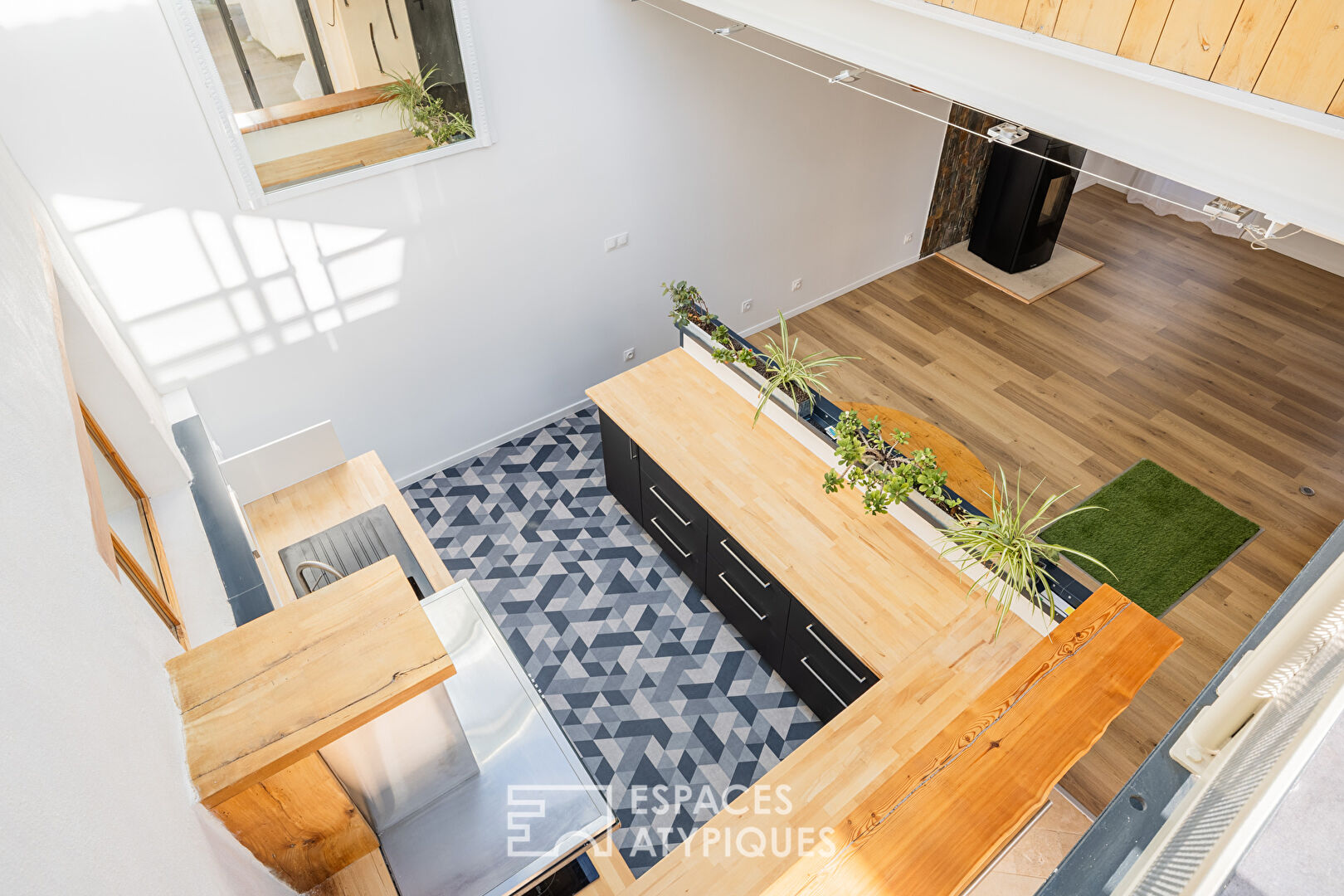 Former wine cellar converted into a loft with a glass roof and independent studio