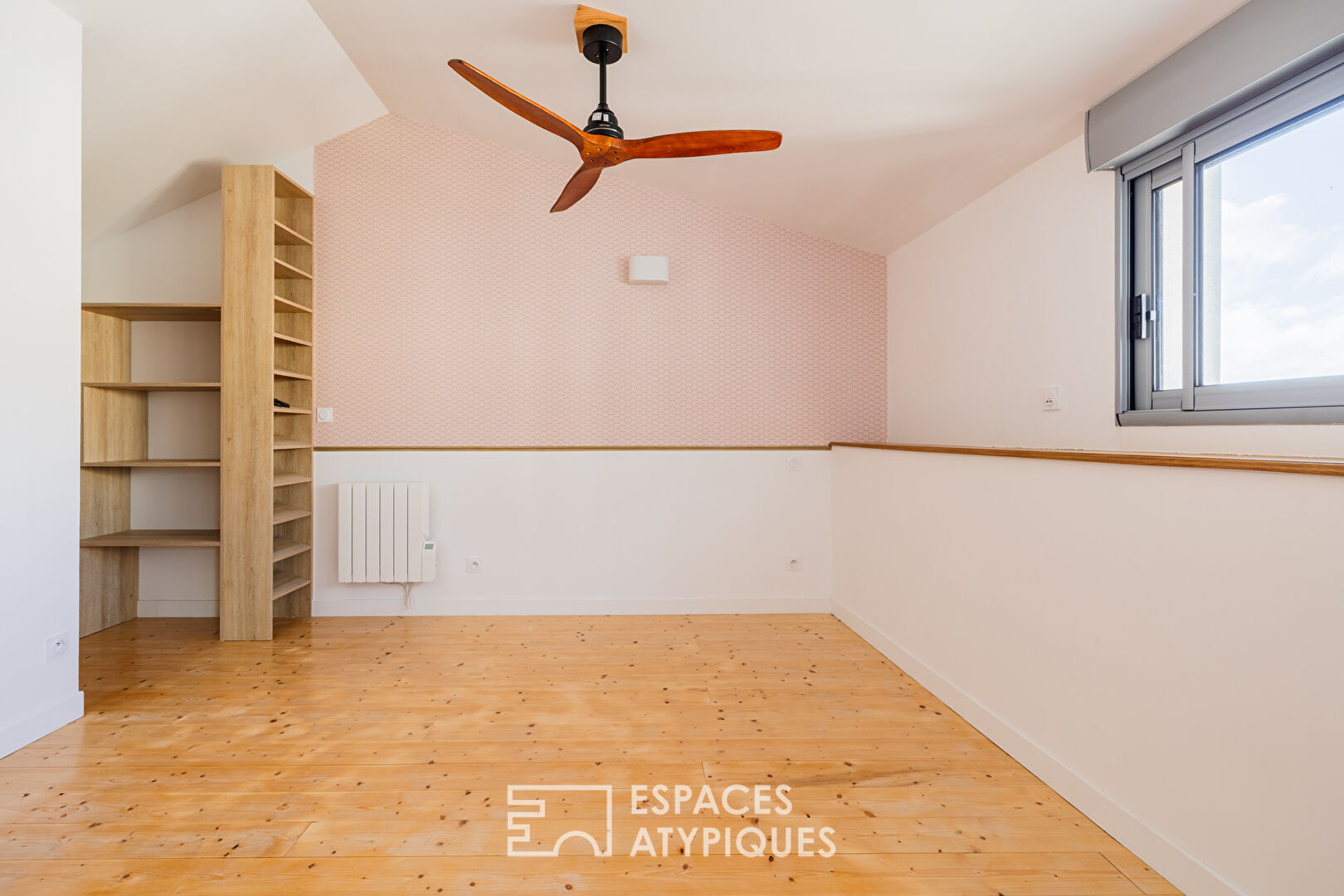 Former wine cellar converted into a loft with a glass roof and independent studio