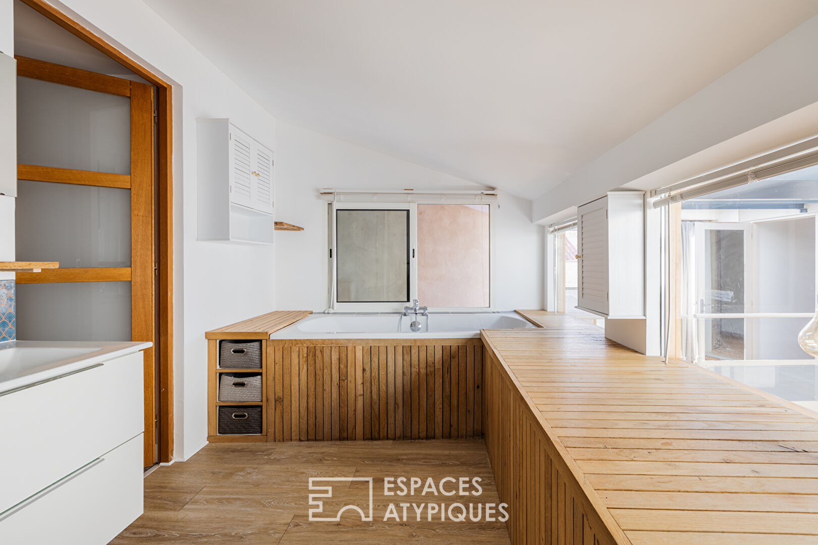 Former wine cellar converted into a loft with a glass roof and independent studio