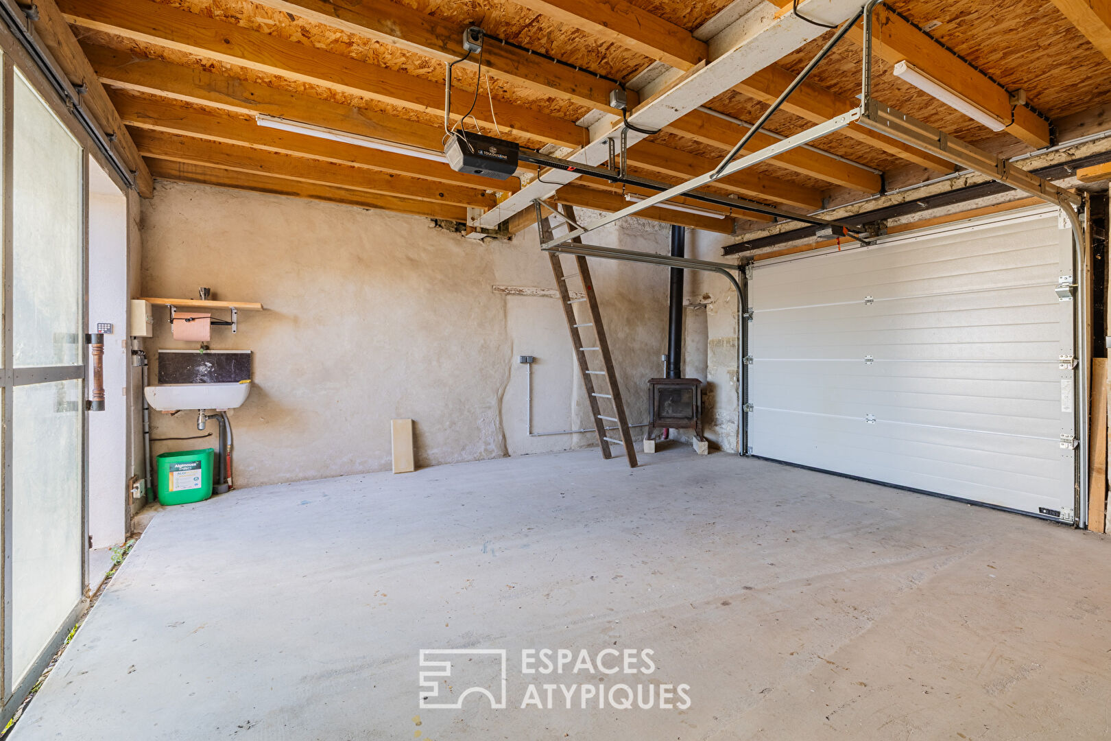 Former wine cellar converted into a loft with a glass roof and independent studio