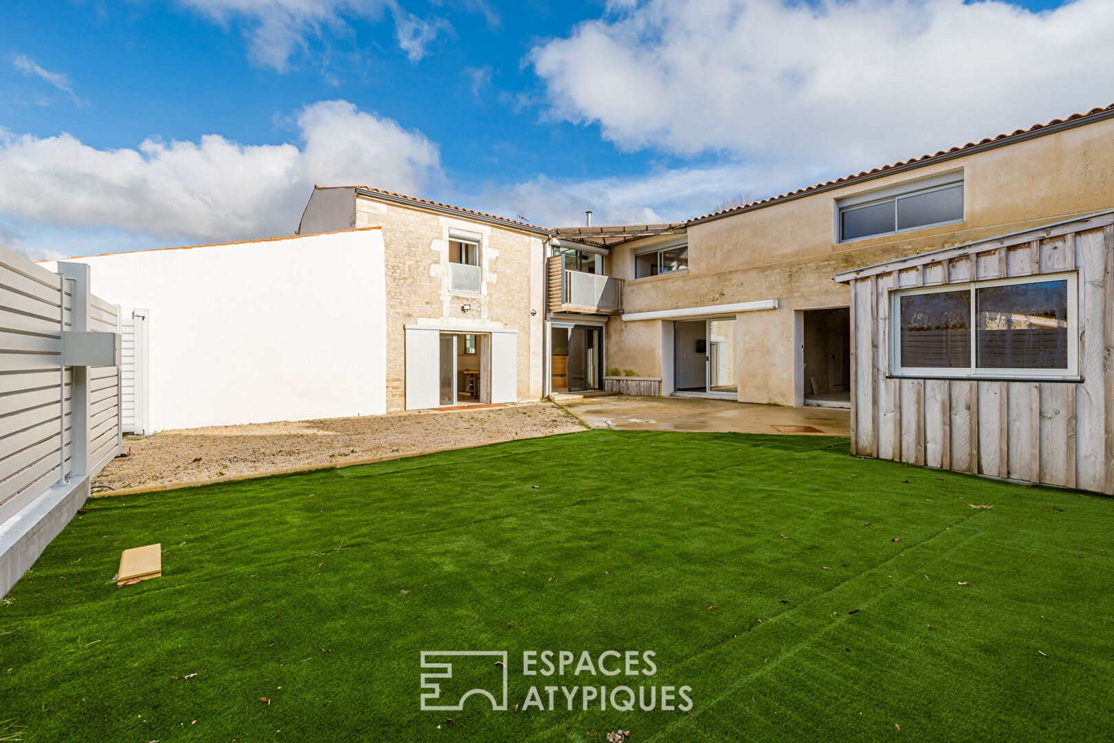 Former wine cellar converted into a loft with a glass roof and independent studio